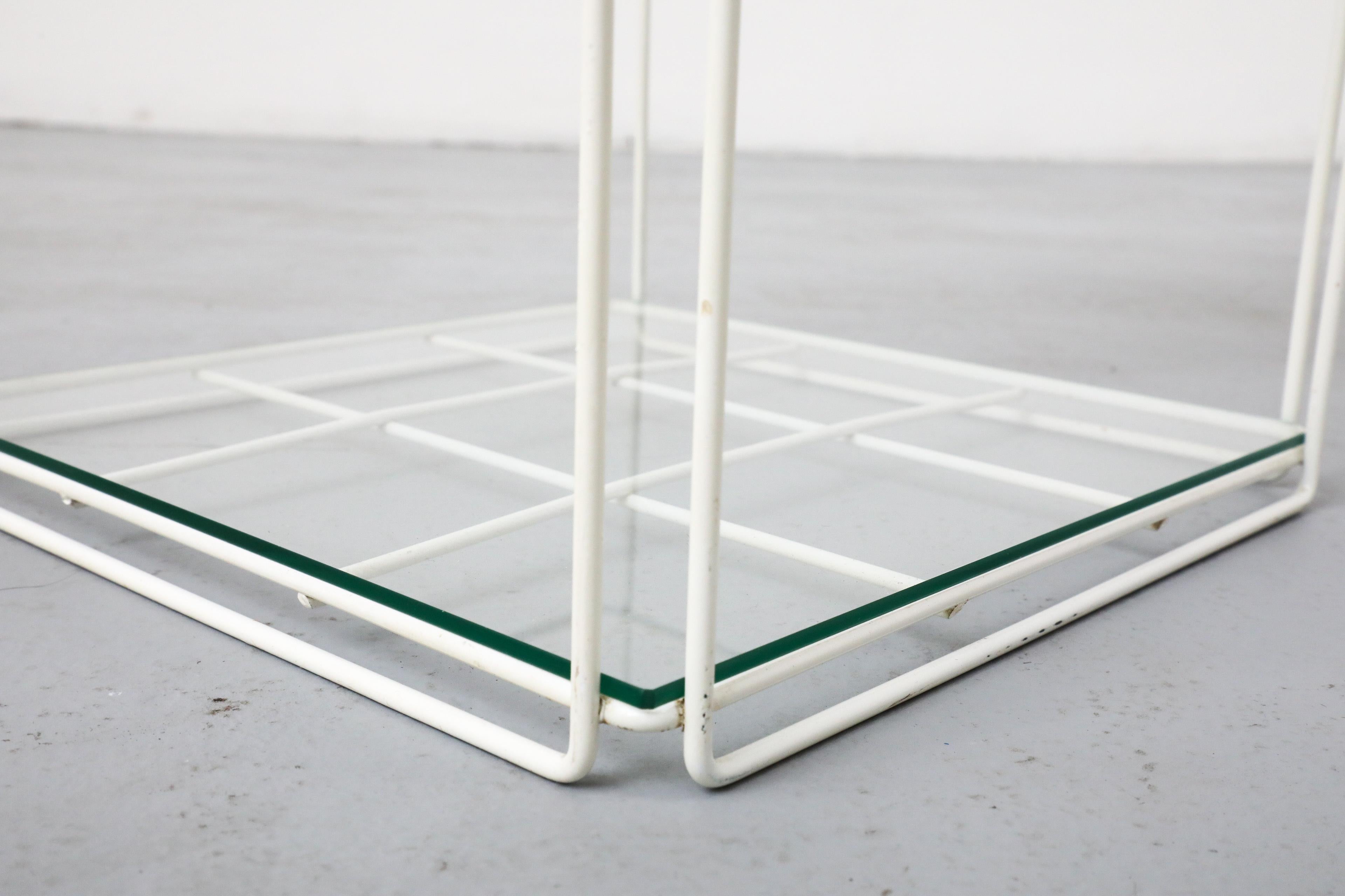 Max Sauze Attributed White Wire Side Table with Grid Wine Bottle Holder (table d'appoint en fil de fer blanc avec grille pour bouteilles de vin) en vente 3