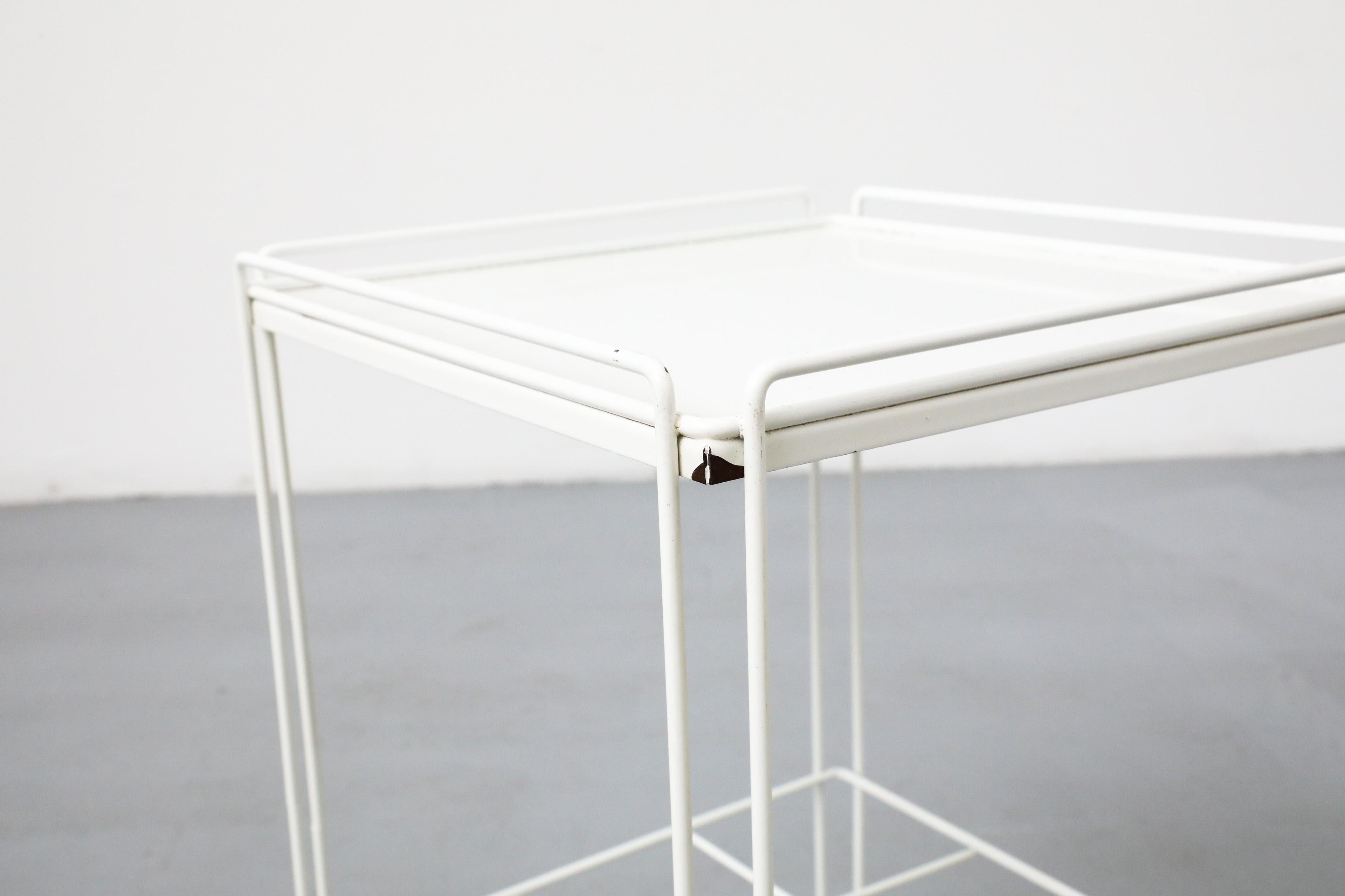 Max Sauze Attributed White Wire Side Table with Grid Wine Bottle Holder (table d'appoint en fil de fer blanc avec grille pour bouteilles de vin) en vente 4