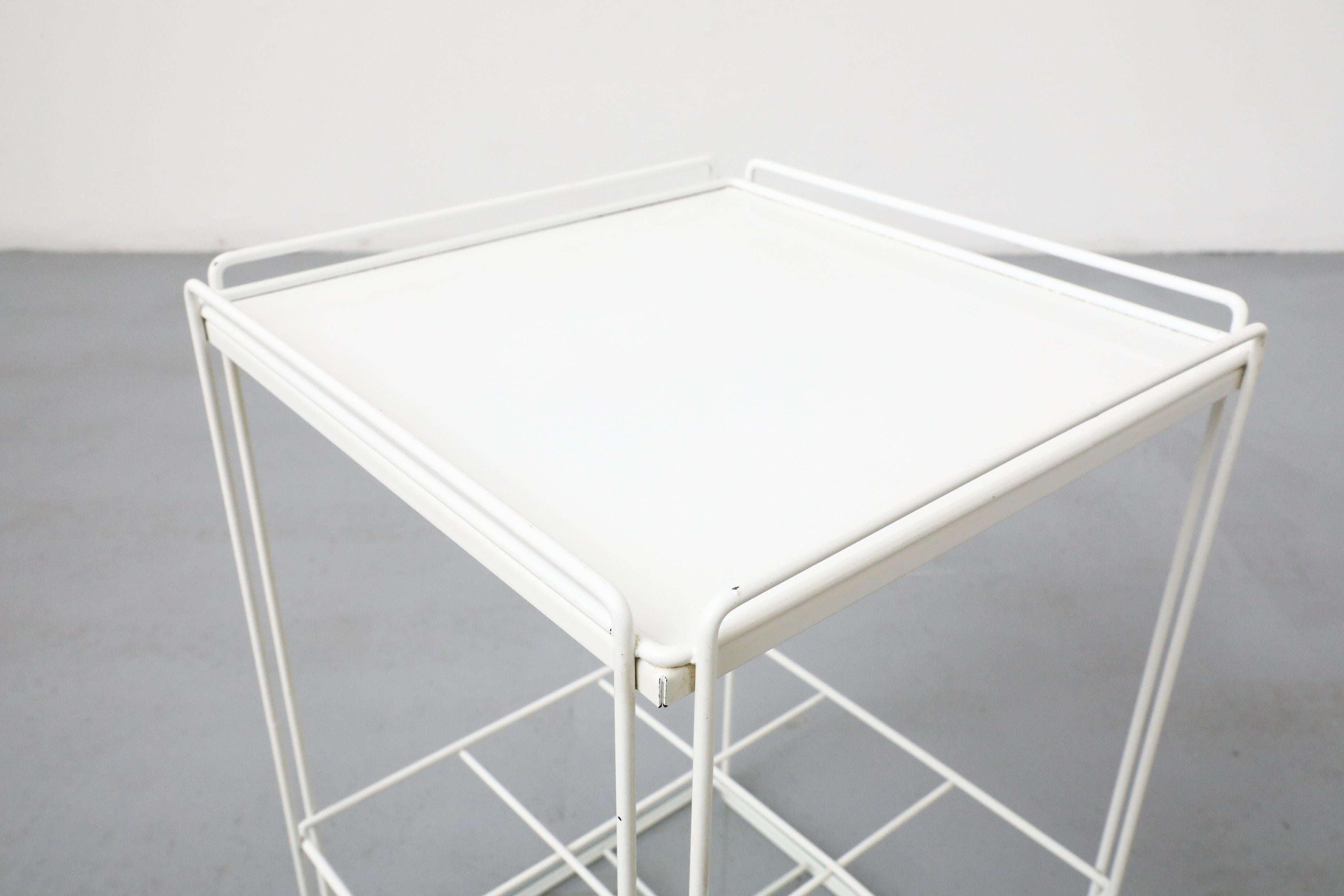 Max Sauze Attributed White Wire Side Table with Grid Wine Bottle Holder (table d'appoint en fil de fer blanc avec grille pour bouteilles de vin) en vente 5