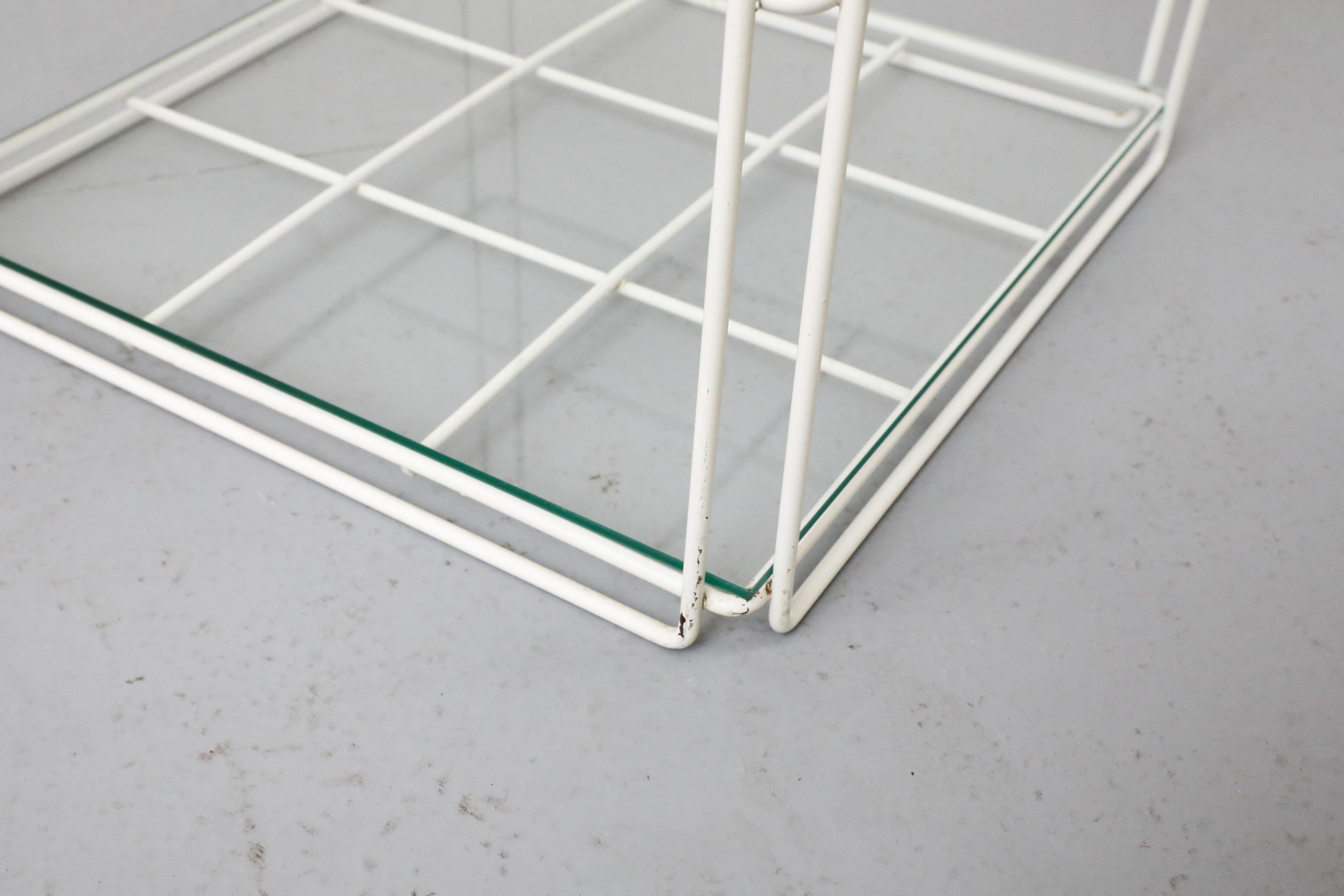 Max Sauze Attributed White Wire Side Table with Grid Wine Bottle Holder (table d'appoint en fil de fer blanc avec grille pour bouteilles de vin) en vente 6