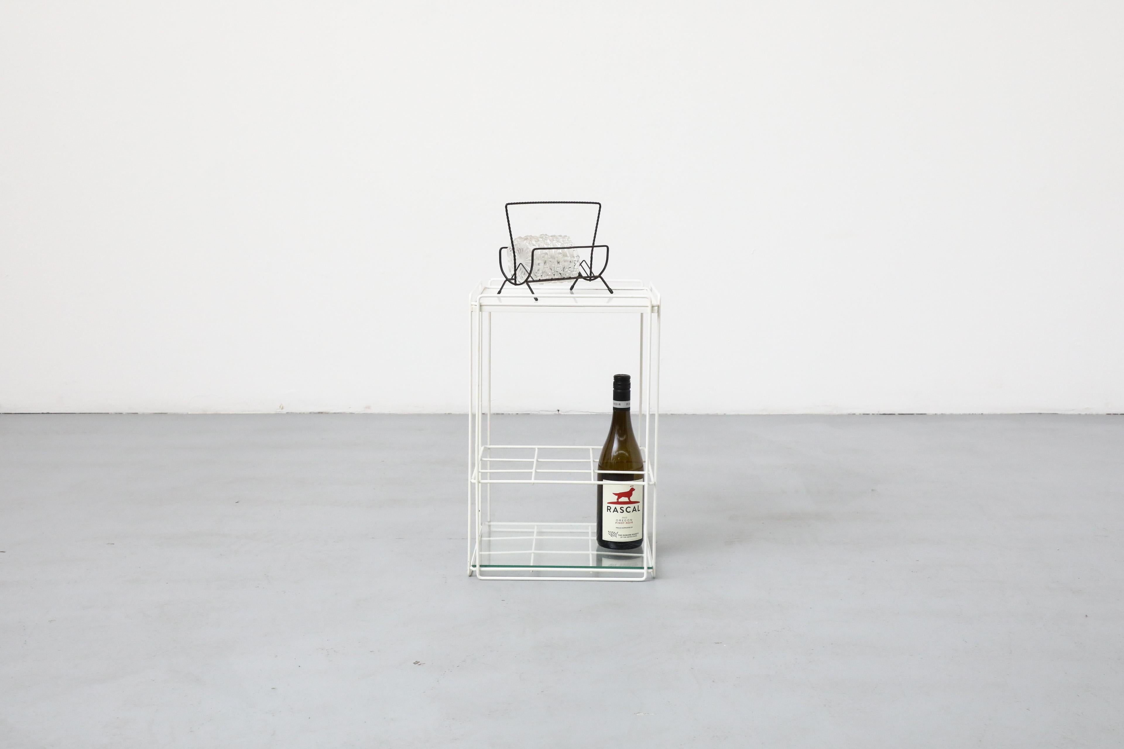 Max Sauze Attributed White Wire Side Table with Grid Wine Bottle Holder (table d'appoint en fil de fer blanc avec grille pour bouteilles de vin) en vente 7