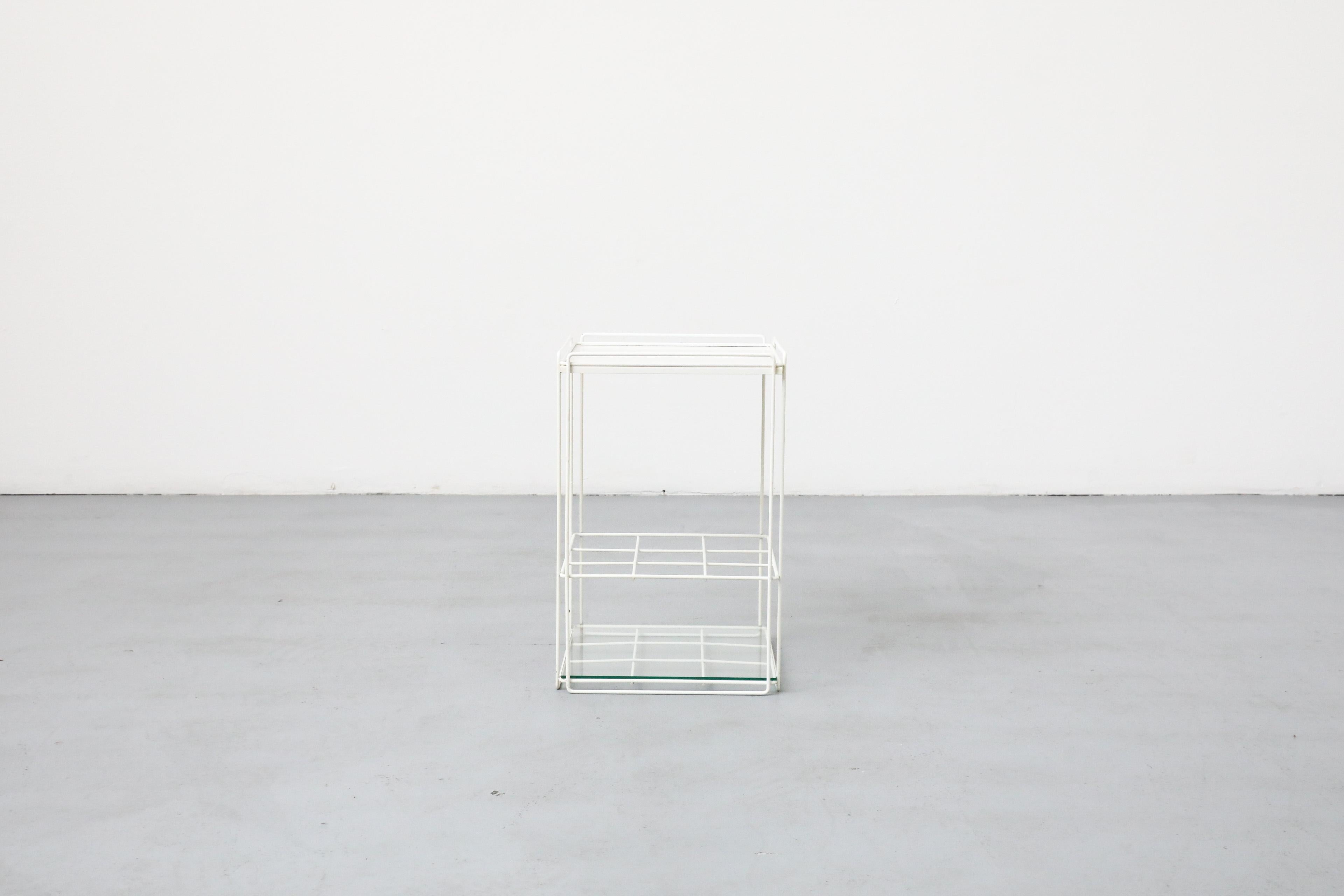 Mid-Century, 1960, petite table en fil de fer blanc avec un plateau en métal blanc émaillé et un porte-bouteille en fil de fer inférieur, par le designer français Max Sauze. En état d'origine avec quelques usures dues à l'âge et à l'utilisation.