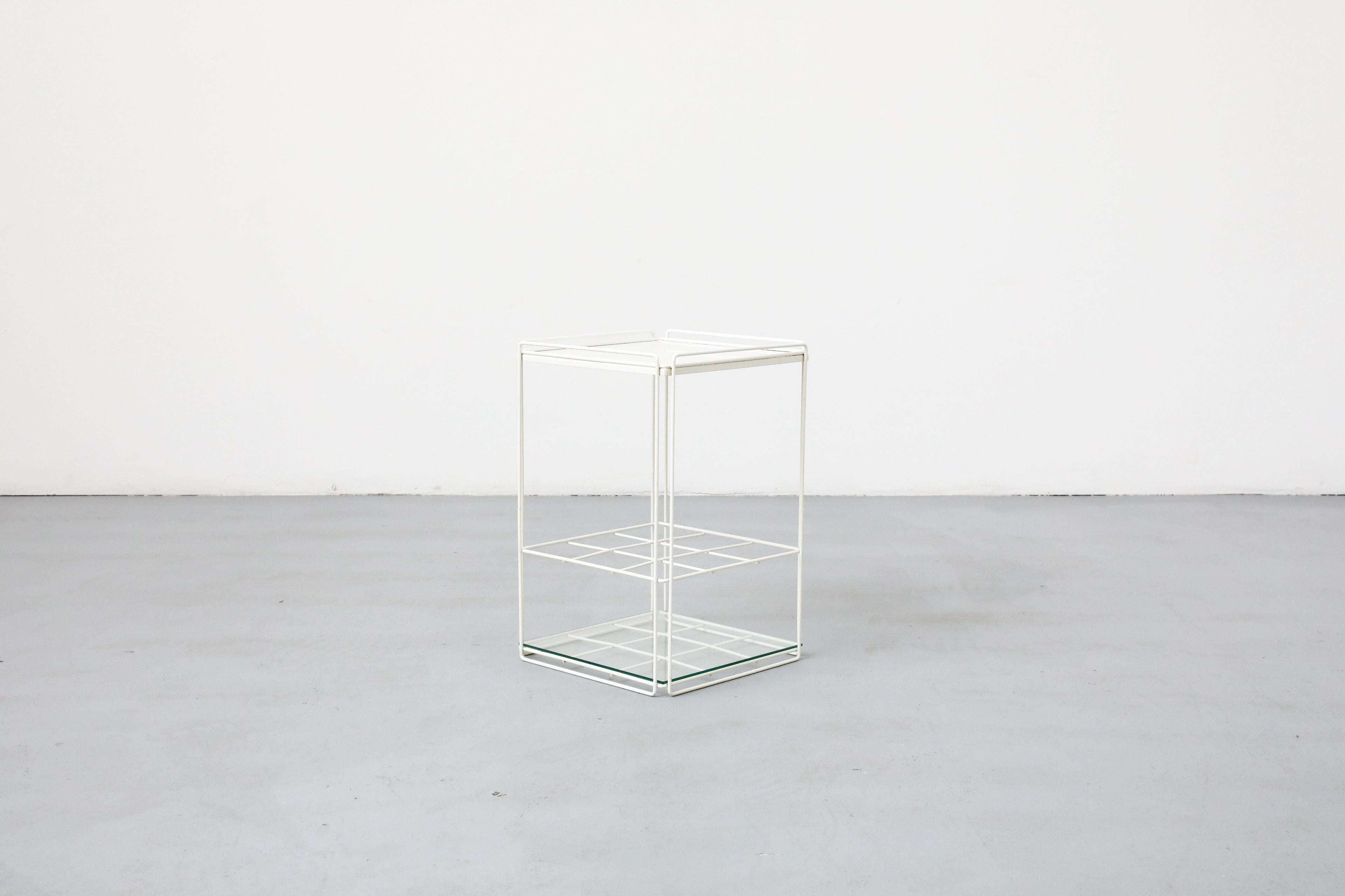 Mid-Century Modern Max Sauze Attributed White Wire Side Table with Grid Wine Bottle Holder (table d'appoint en fil de fer blanc avec grille pour bouteilles de vin) en vente