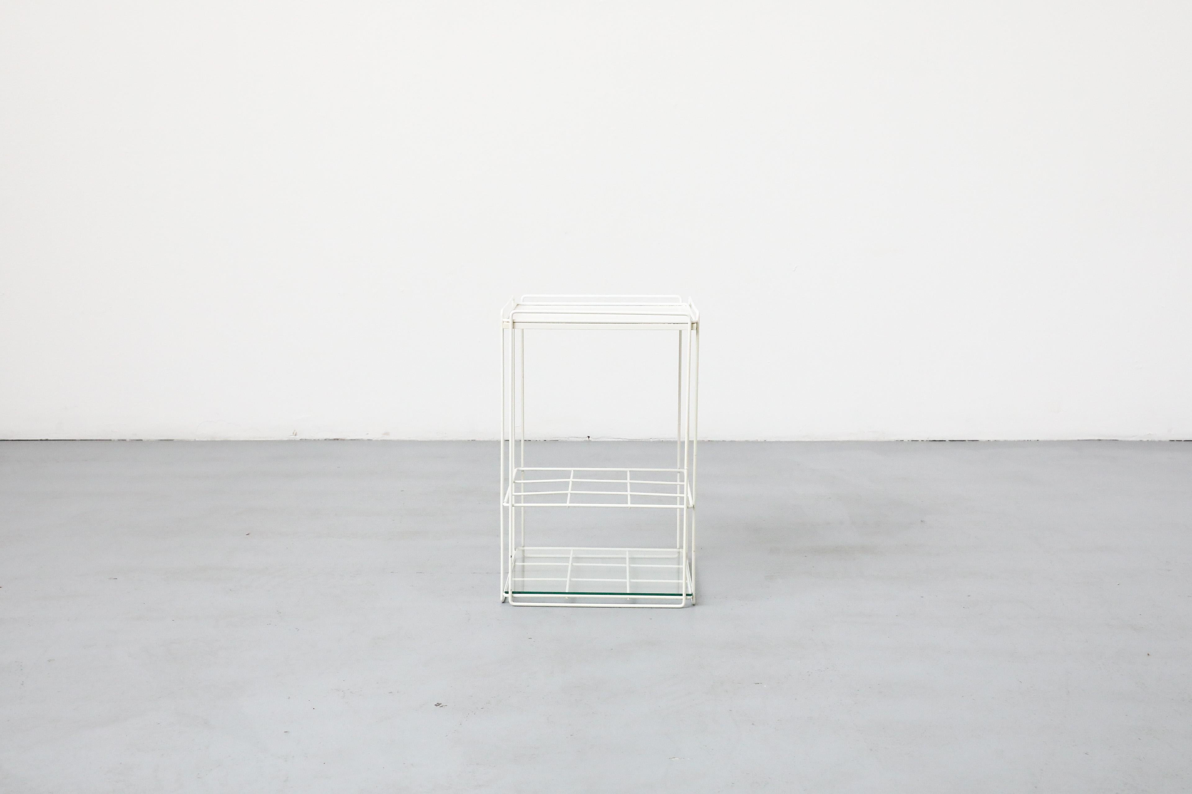 Français Max Sauze Attributed White Wire Side Table with Grid Wine Bottle Holder (table d'appoint en fil de fer blanc avec grille pour bouteilles de vin) en vente