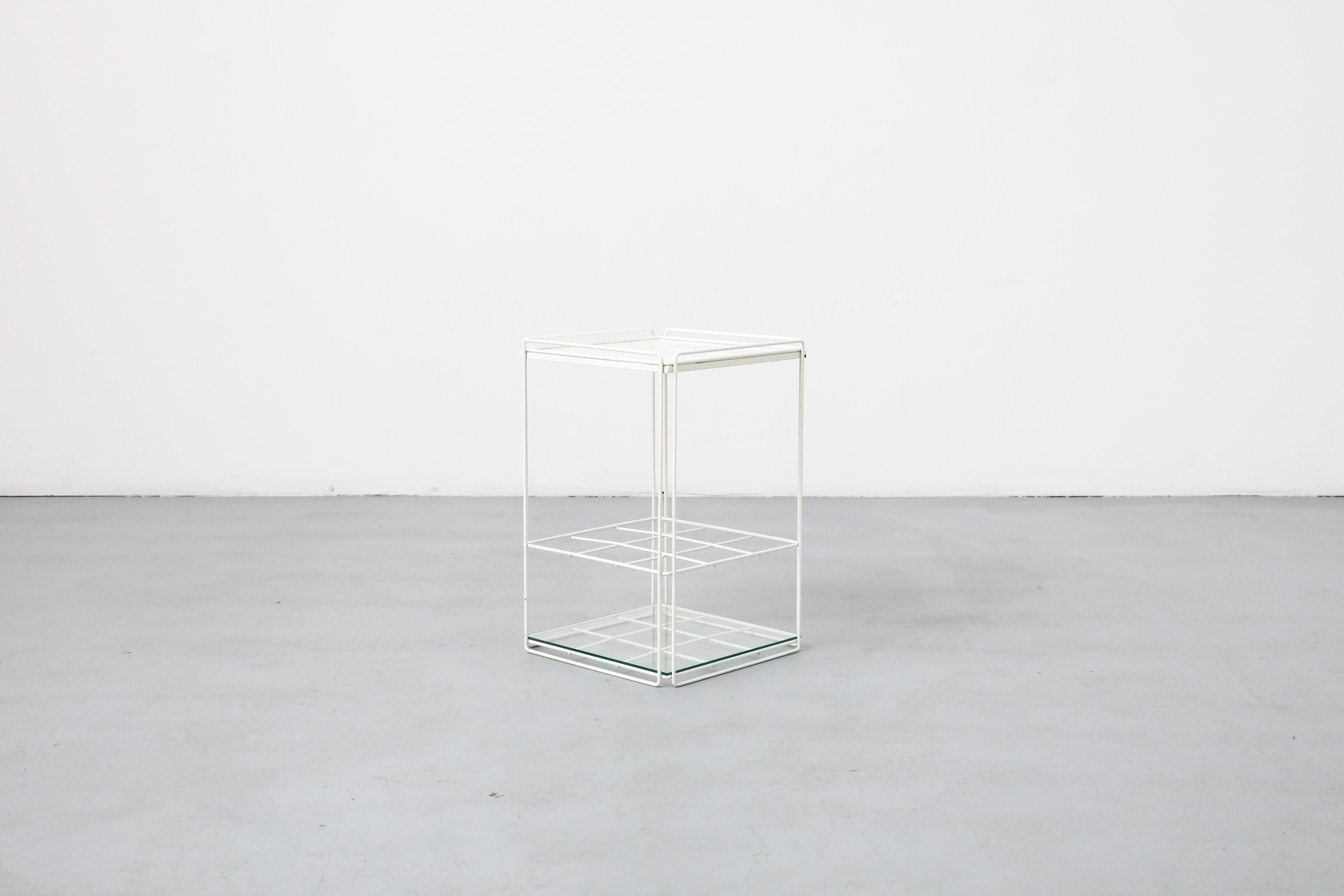 Émaillé Max Sauze Attributed White Wire Side Table with Grid Wine Bottle Holder (table d'appoint en fil de fer blanc avec grille pour bouteilles de vin) en vente
