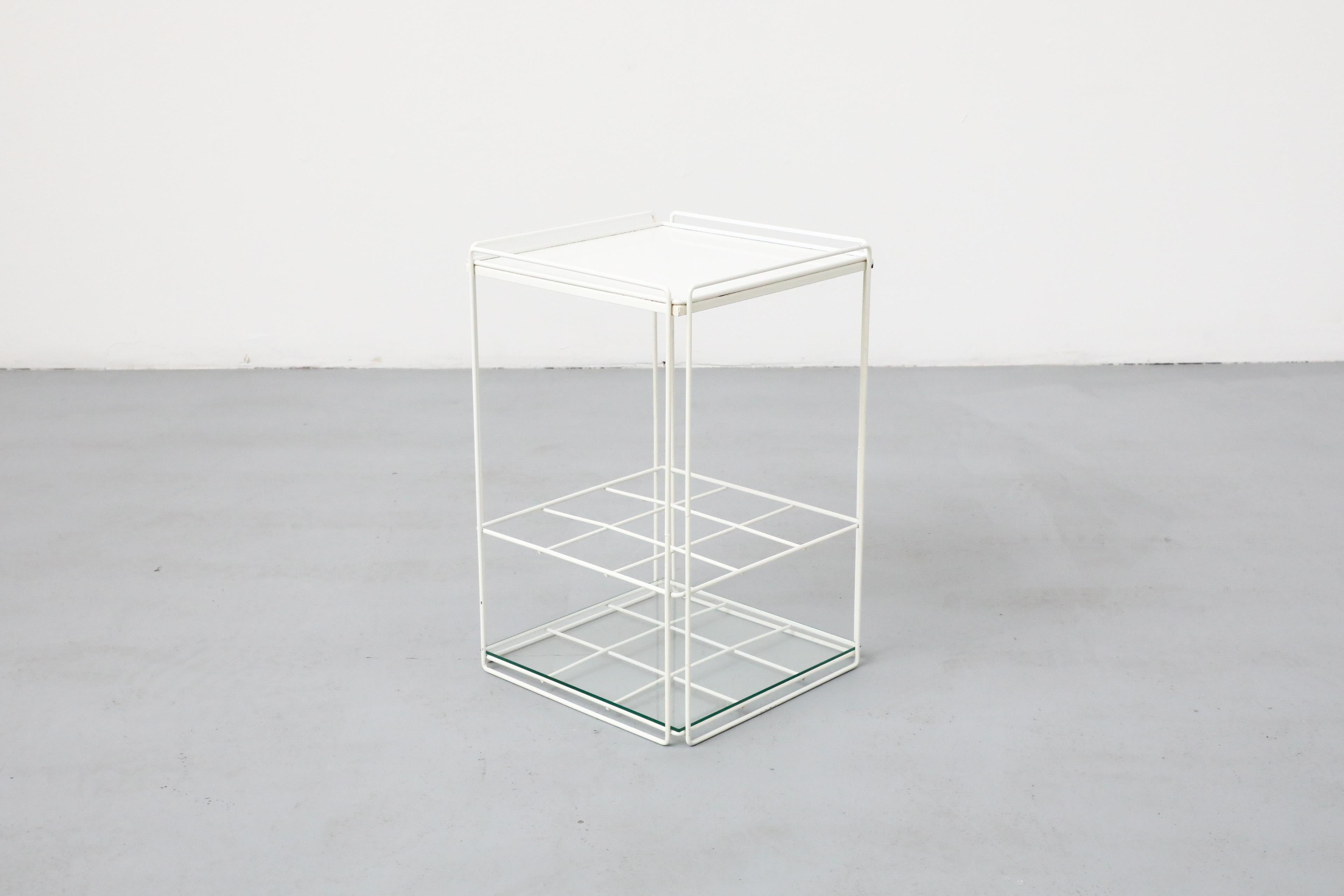 Max Sauze Attributed White Wire Side Table with Grid Wine Bottle Holder (table d'appoint en fil de fer blanc avec grille pour bouteilles de vin) Bon état - En vente à Los Angeles, CA