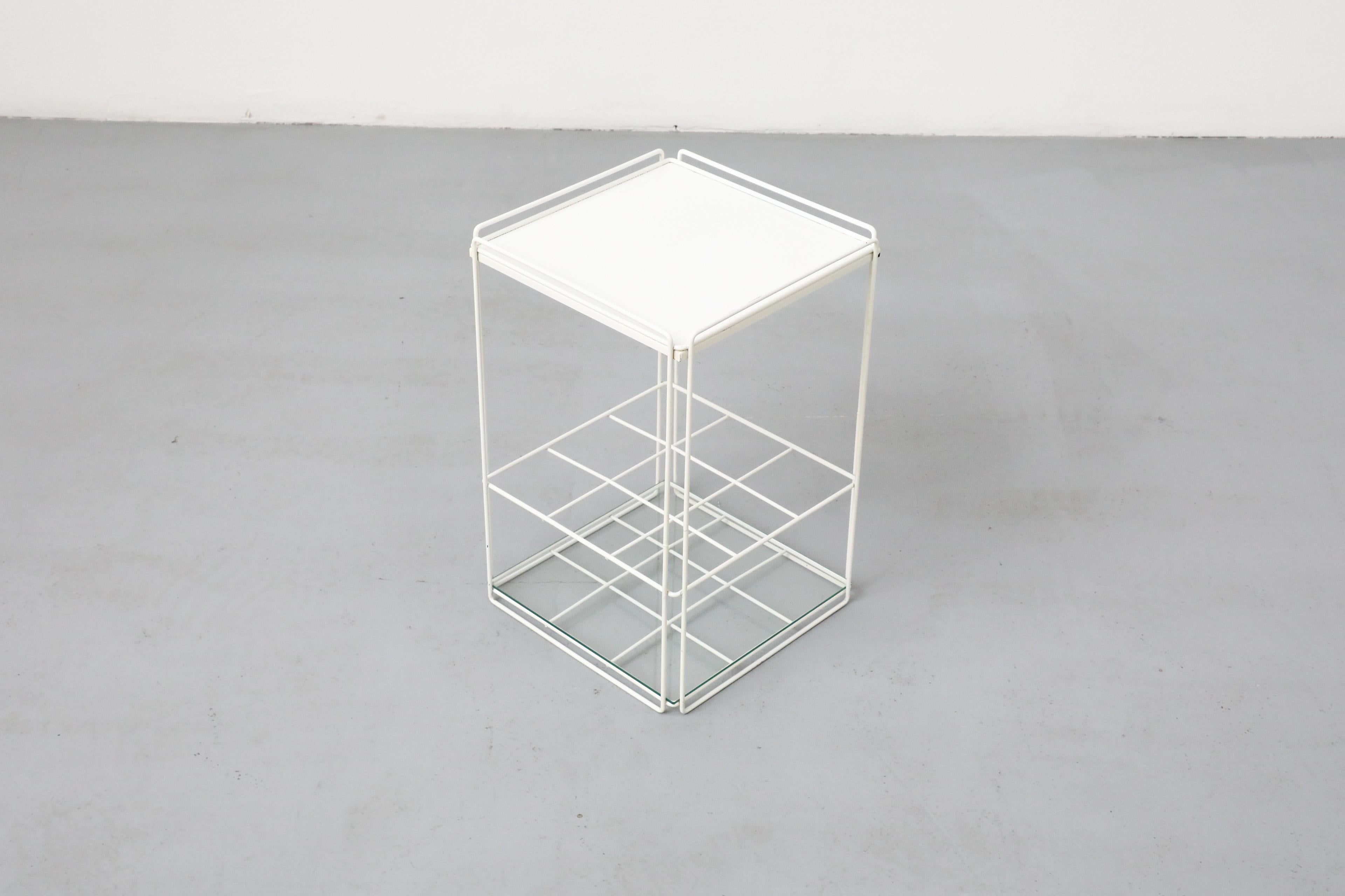 Verre Max Sauze Attributed White Wire Side Table with Grid Wine Bottle Holder (table d'appoint en fil de fer blanc avec grille pour bouteilles de vin) en vente