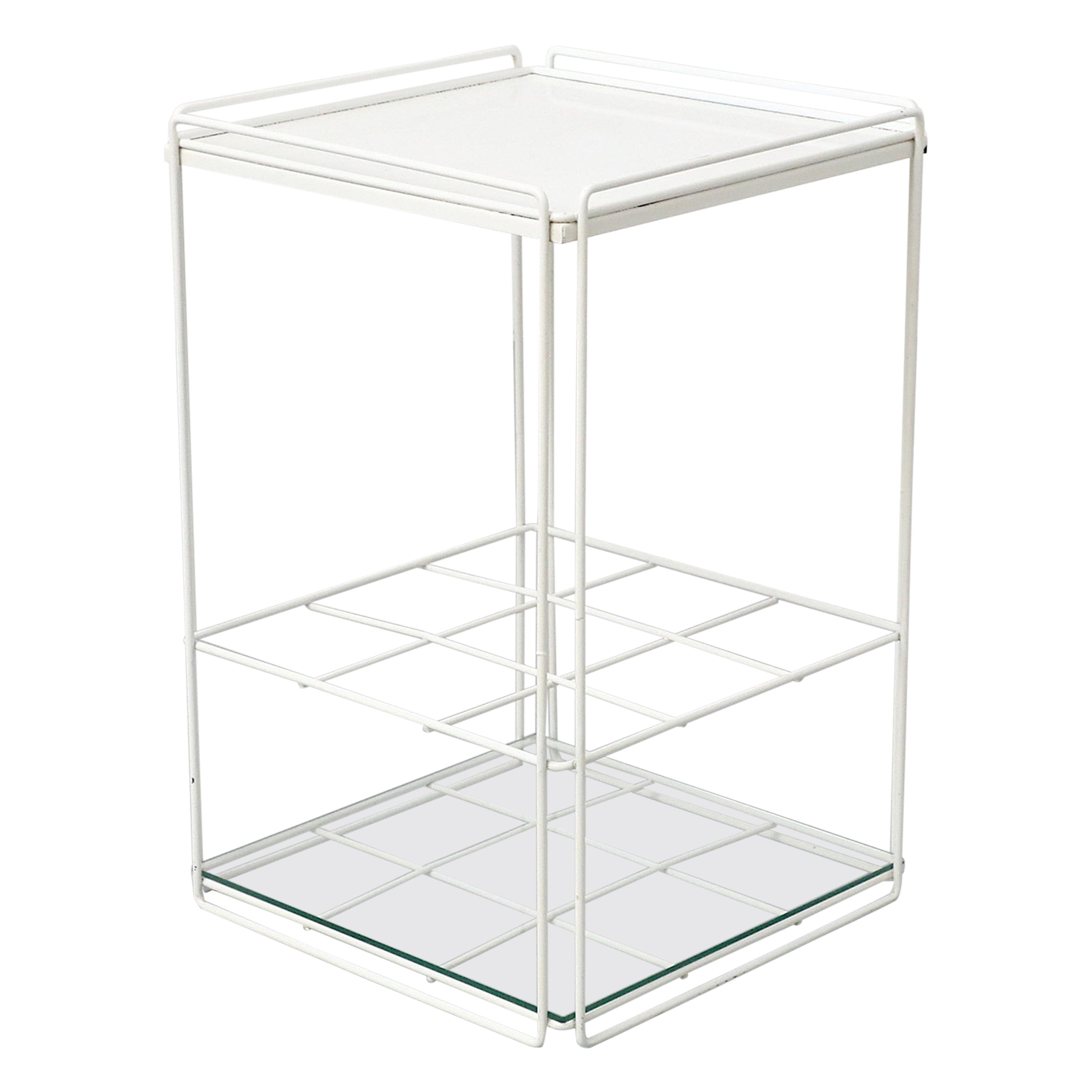 Max Sauze Attributed White Wire Side Table with Grid Wine Bottle Holder (table d'appoint en fil de fer blanc avec grille pour bouteilles de vin)