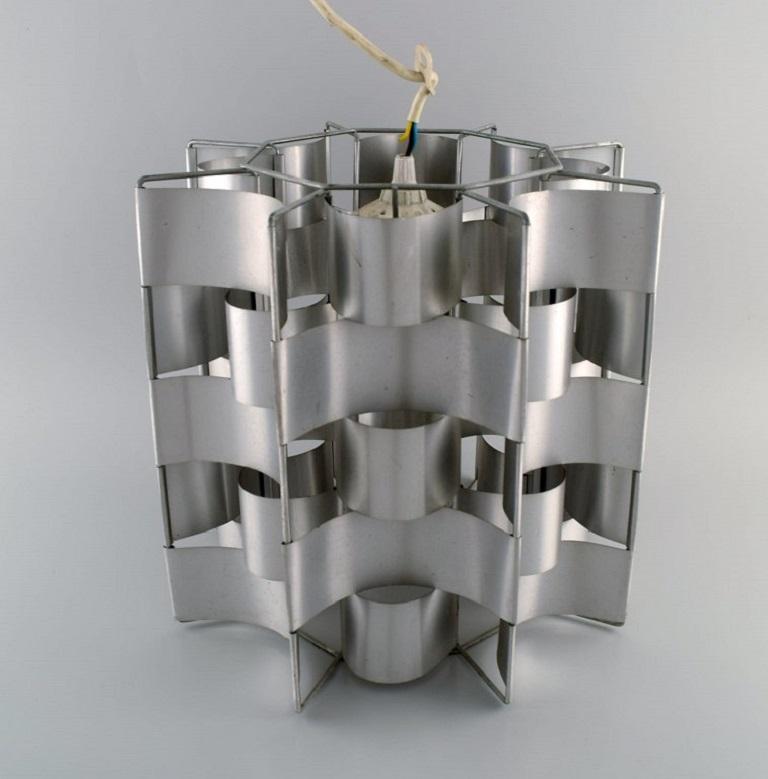 Max Sauze (né en 1933), designer français. Pendentif en aluminium. 1980s.
Mesures : 33 x 32 cm.
En très bon état avec des signes d'utilisation.