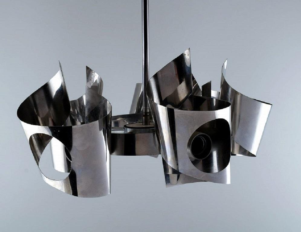 Max Sauze (né en 1933), designer français. 
Grande suspension avec cinq bras, en aluminium.
1980s.
Hauteur totale : 50,0 cm.
Diamètre : 42,0 cm.
En parfait état.