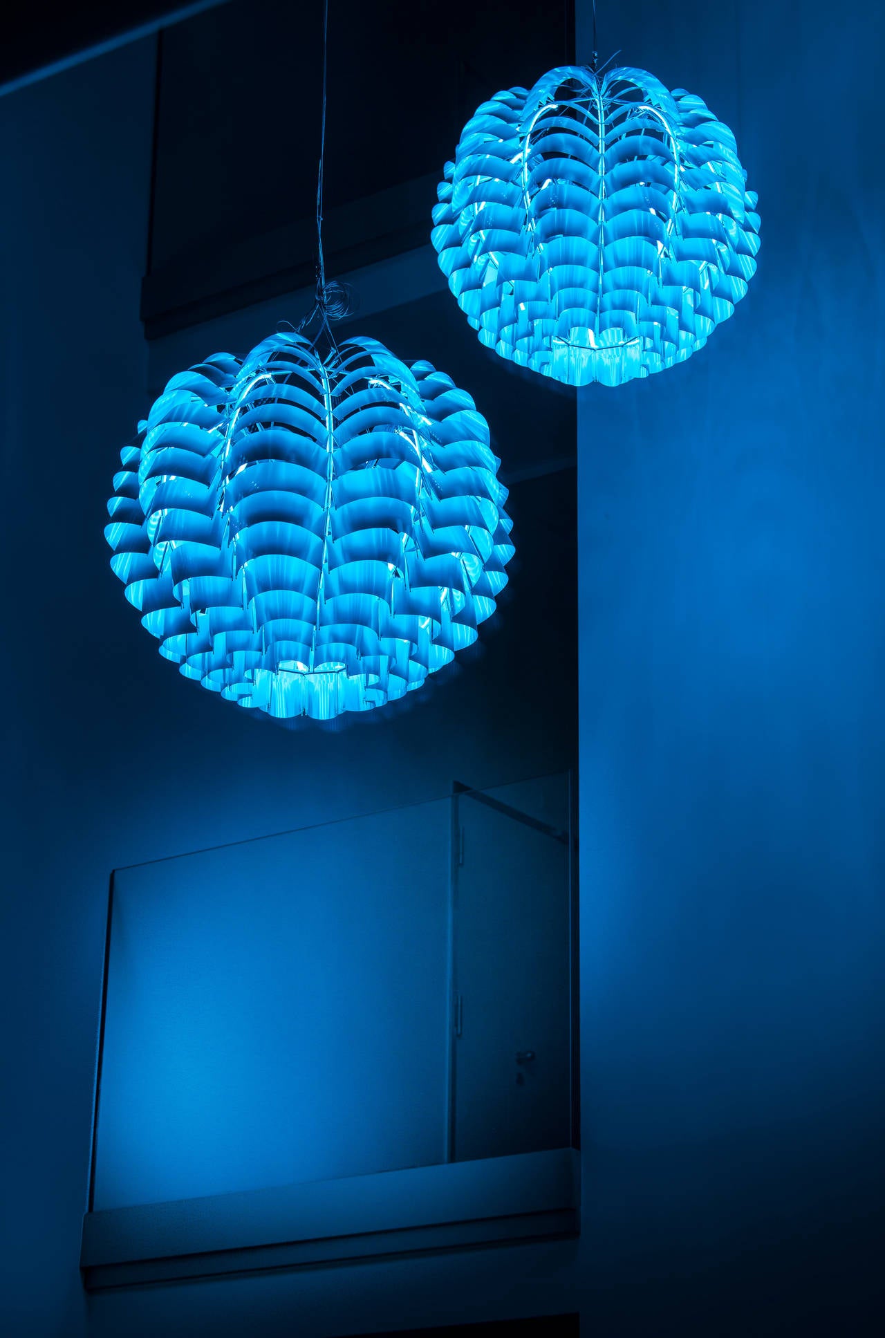 Max Sauze Belle lumière argentée Orion 60
MATERIAL : Argent
Diamètre : 60 cm.
Nous l'avons également en différentes dimensions (48, 60, 75, 100 cm) et couleurs (Silver
cop, or, saumon).

Max Sauze :

Artiste plasticienne française, née en 1933. 
Il