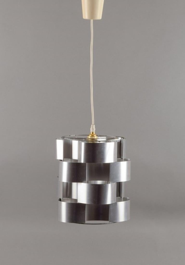 Max Sauze (nato nel 1933), designer francese. 
Lampada da soffitto in alluminio.
Industrial Design. Presa a baionetta.
Anni '70/'80.
In ottime condizioni con lievi segni d'uso.
Dimensioni: H. H. 25,5 cm x P. 23,0 cm.

Max Sauze è un designer