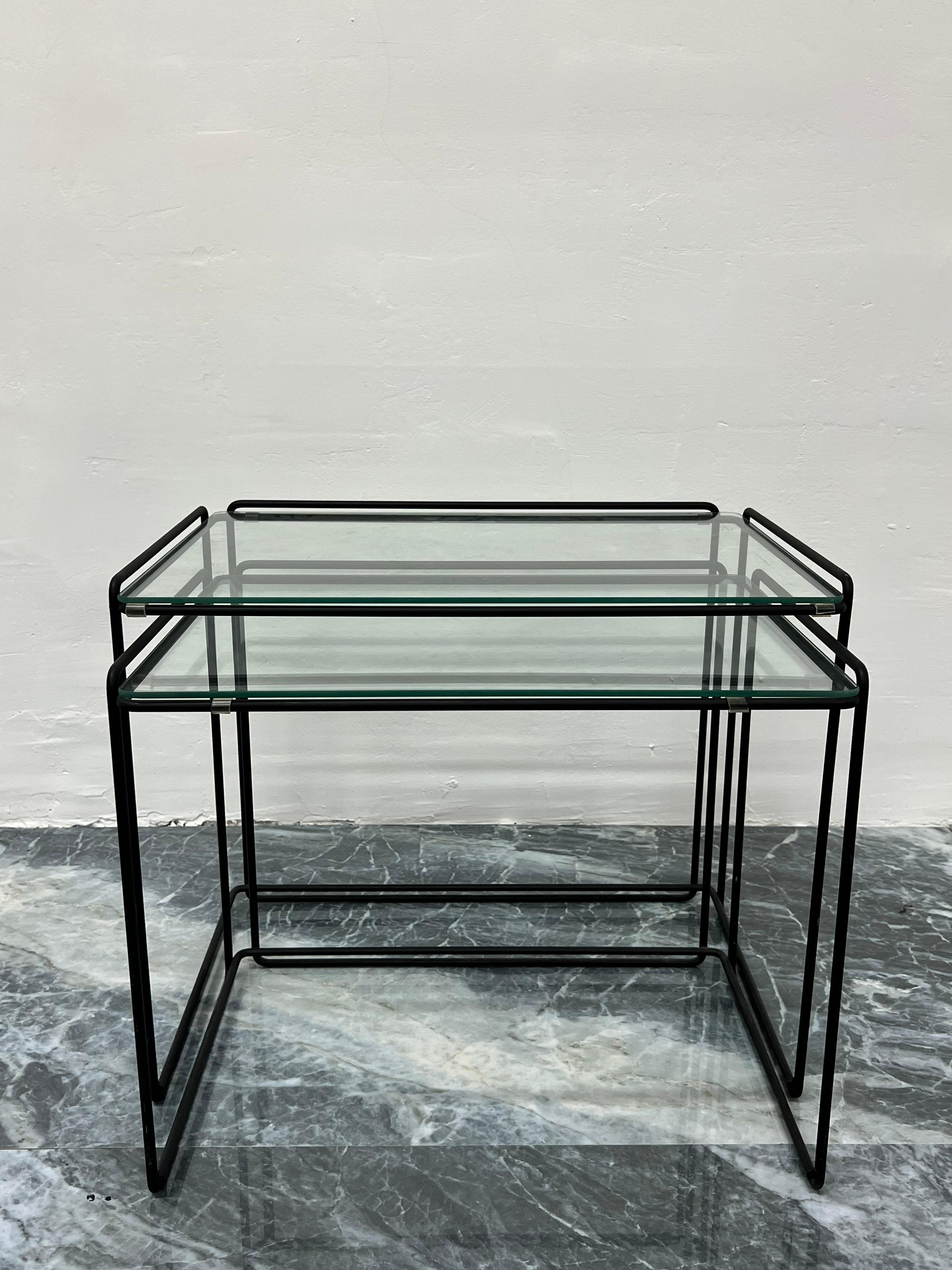 Satz von zwei Tischen, entworfen von dem französischen Künstler Max Sauze und hergestellt von Groupe S.A. France, um 1970. Die Struktur besteht aus mattschwarzen Stahlstäben und alle Tische behalten ihr ursprüngliches Klarglas.

Abmessungen:
Groß