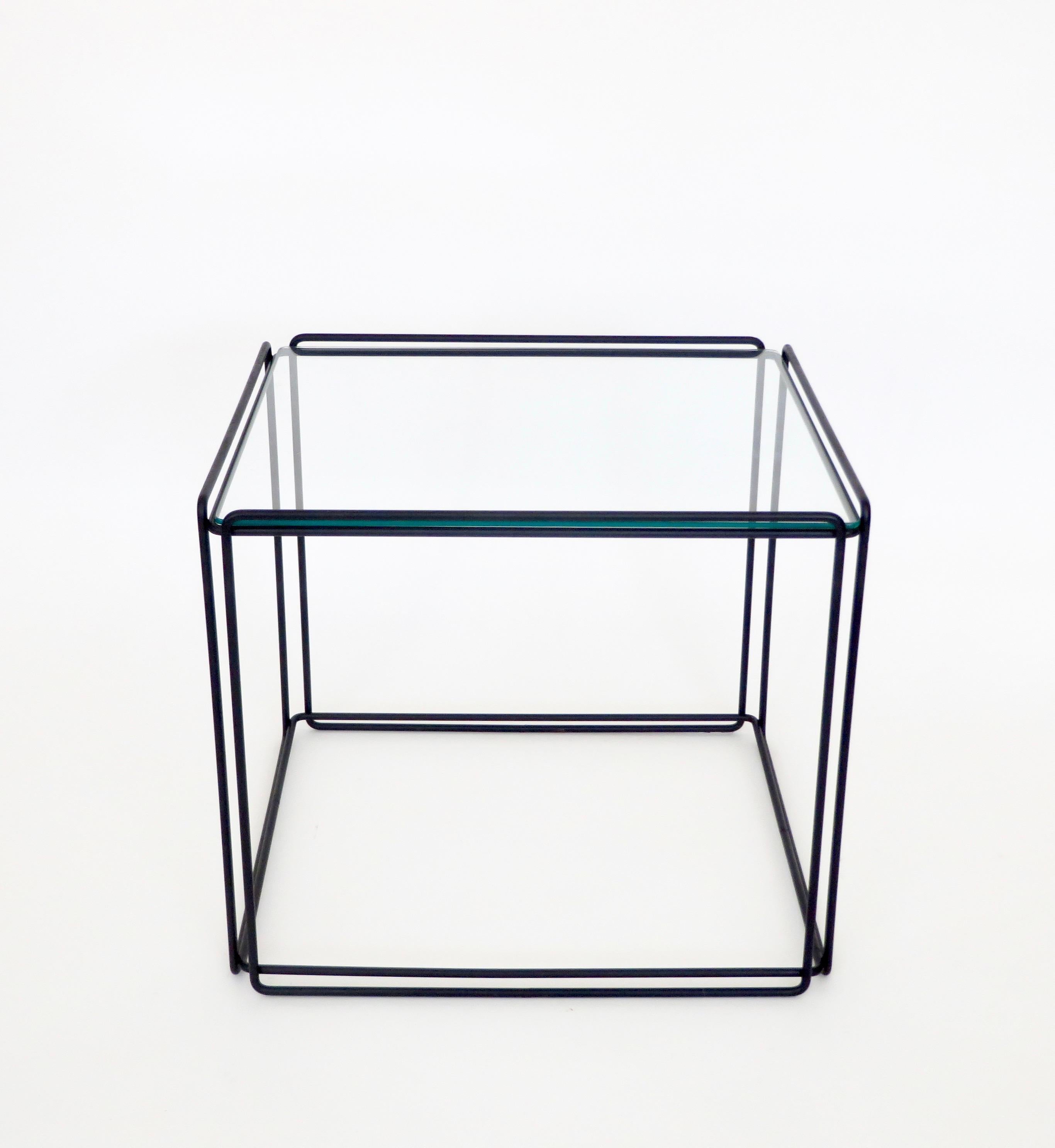 Paire de tables d'appoint ou tables basses en métal noir et verre Max Sauze Isoceles pour Attro France. 
Circa 1970. La forme géométrique donne le nom aux tables. Leur design très graphique permet de les intégrer facilement dans n'importe quel