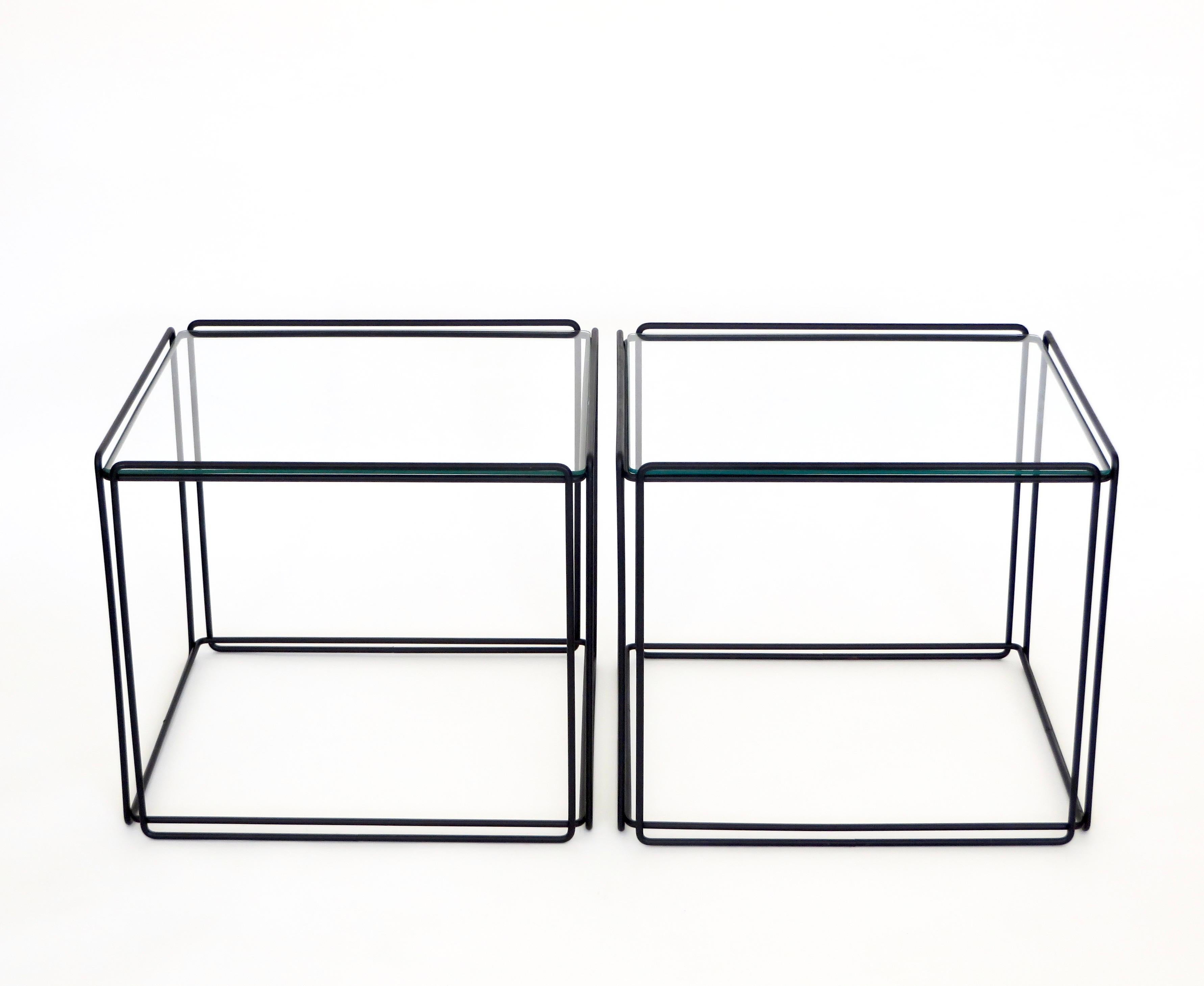 Mid-Century Modern Max Sauze Isoceles Paire de tables d'appoint ou de tables basses en métal noir et verre, France en vente