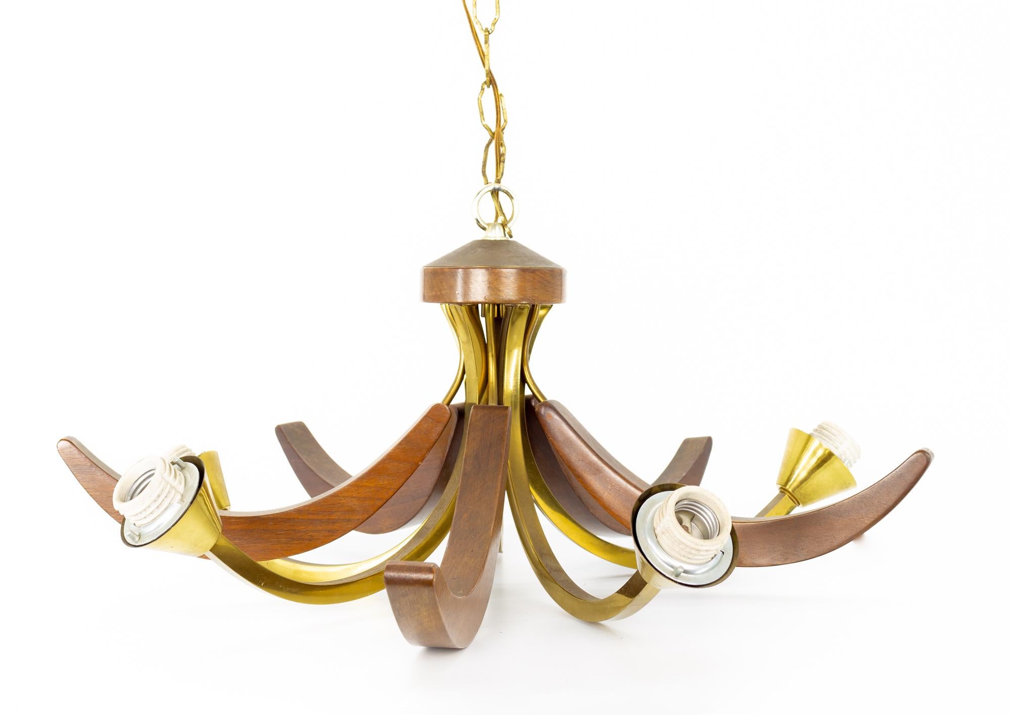 Max Sauze lightolier brass & walnut mid century chandelier

This piece measures: 23 wide x 23 deep x 12 inches high with a chain length of 13 inches

Excellent vintage condition

We take our photos in a controlled lighting studio to show as