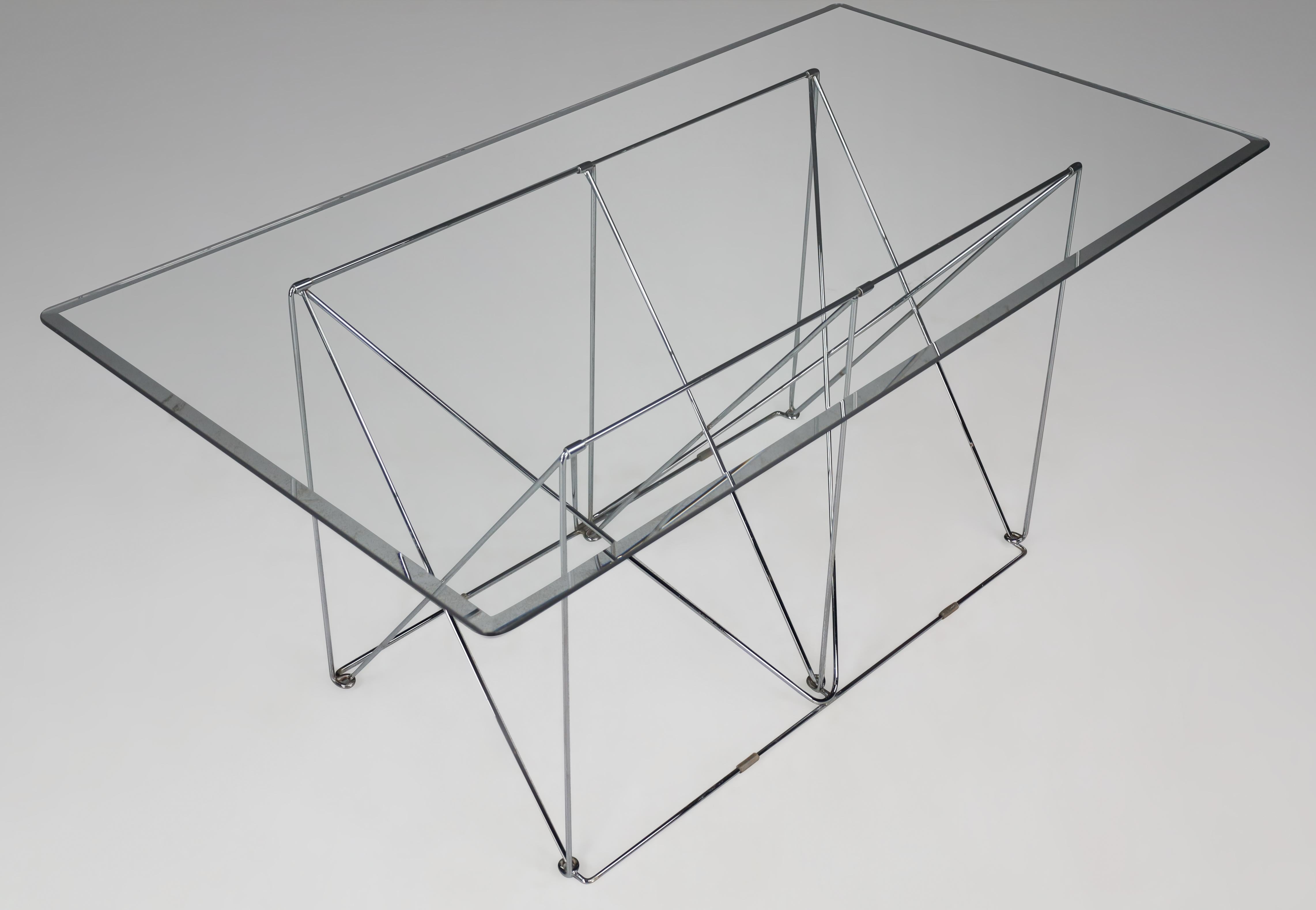 Table ou bureau en métal pliant d'architecture moderne de Max Sauze, France, années 1970

Max Steele a conçu cette élégante table pliante en acier chromé avec un plateau de verre flottant vers 1970 en France. Cette table en acier chromé ajoutera à