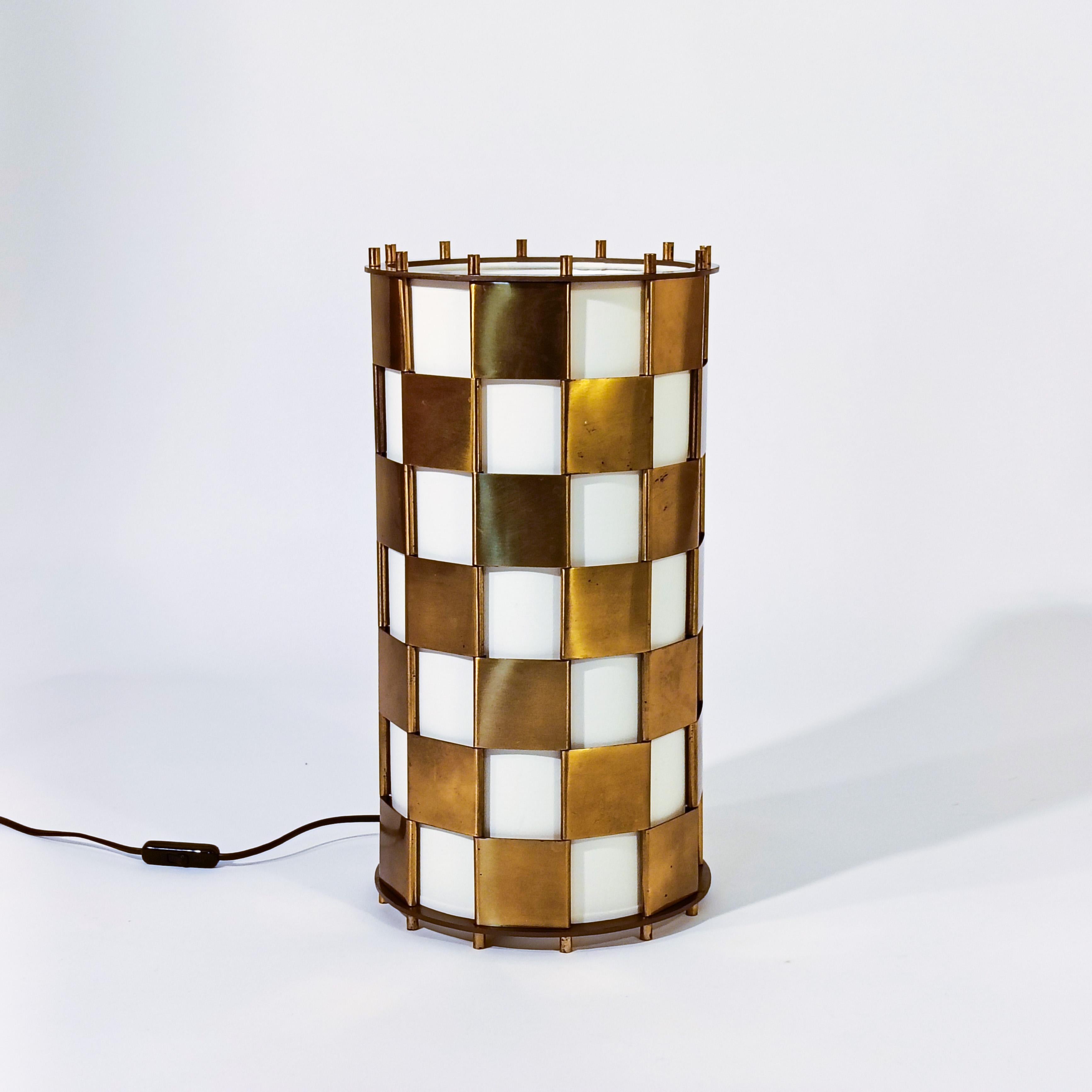 Estilo Max Sauze. Lámpara de sobremesa de latón Hollywood Regency, Francia, años 60. Esta lámpara cilíndrica de sobremesa o de pie se fabrica uniendo piezas de chapa de latón entre sí a lo largo de tijas verticales, que se ocultan tras los pliegues