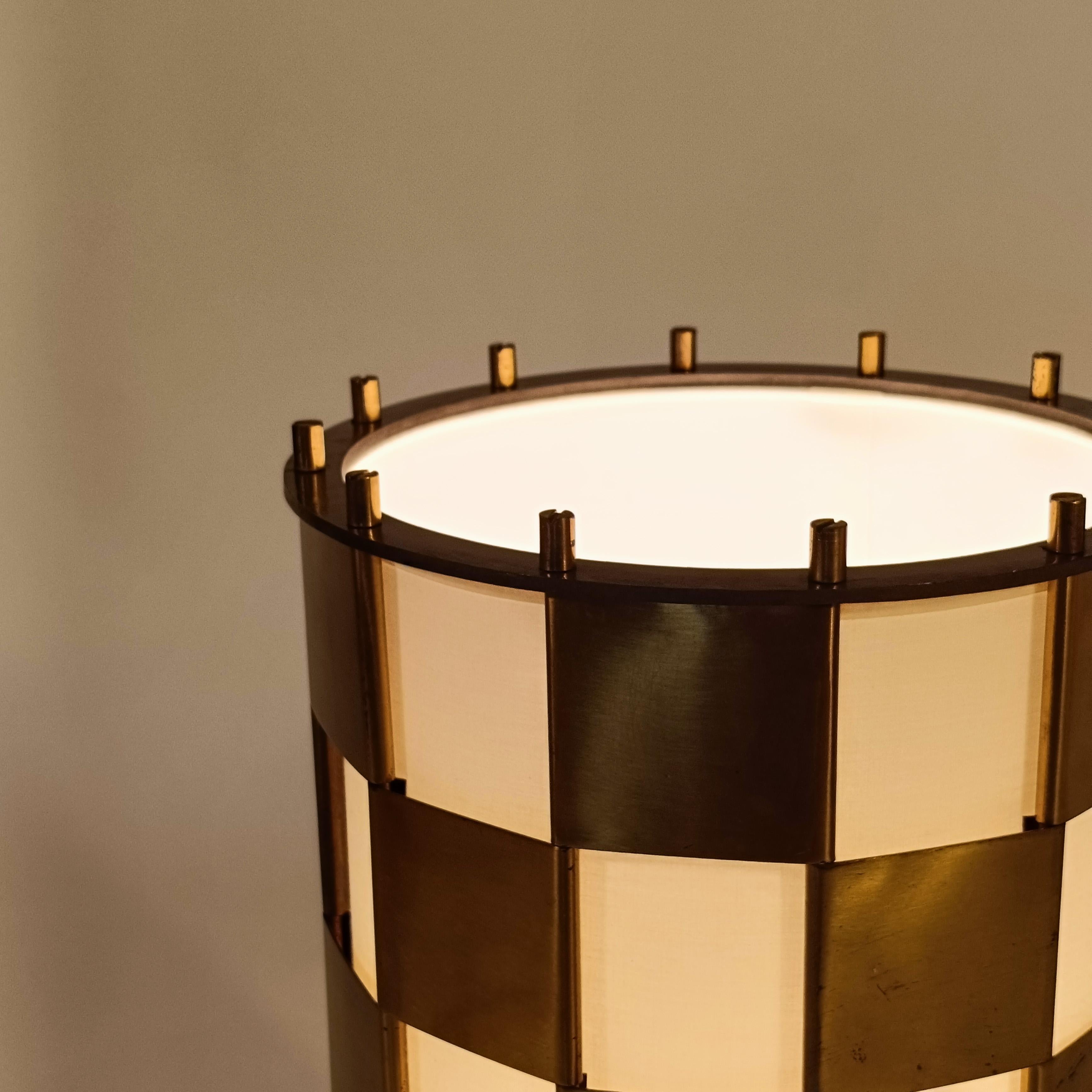 Estilo Max Sauze. Lámpara de sobremesa de latón Hollywood Regency, Francia, años 60 mediados del siglo XX en venta