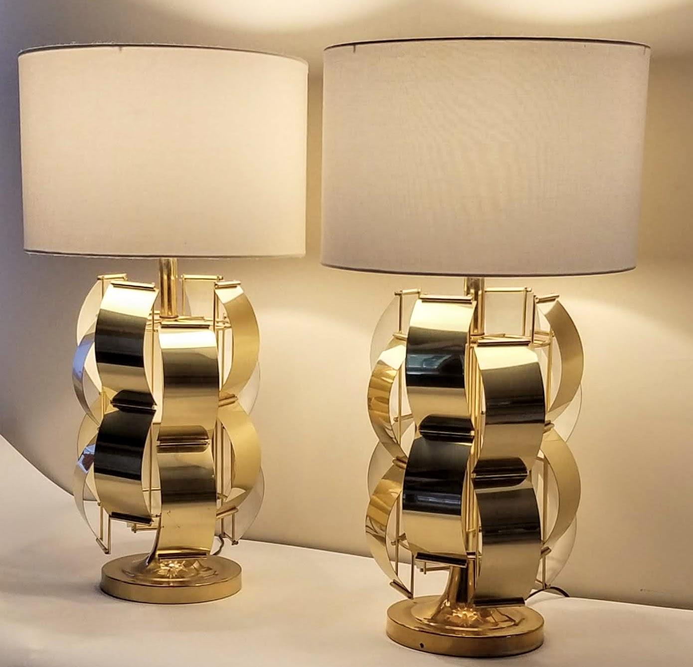 Max Sauze style of pair of brass table lamps Lightolier manufactured in the mid-1960s.
There are sixteen brass panels on each lamp lacquered white on the inside and held by flexing them into eight brass rod holders welded to a central column.
The