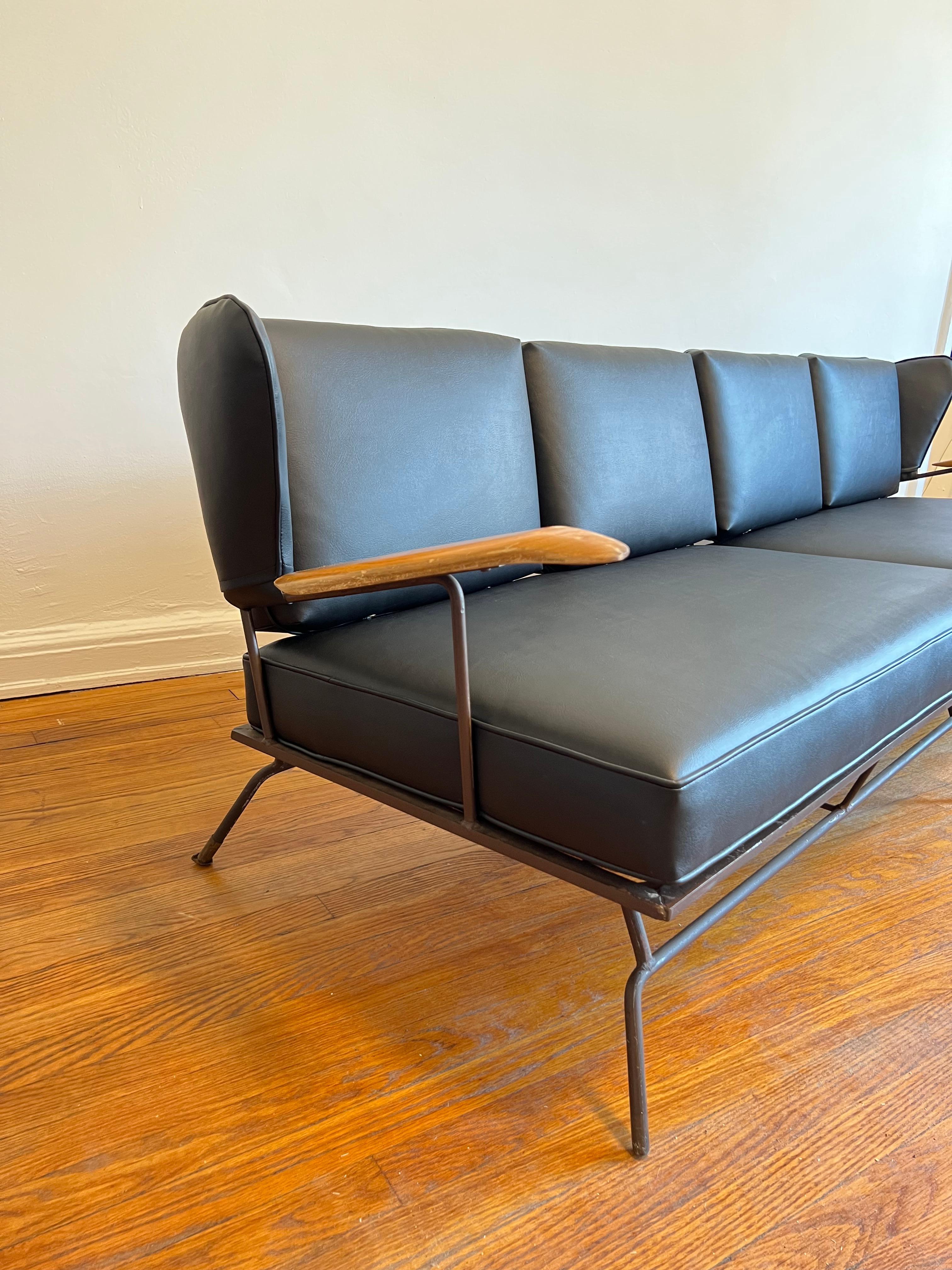 Max Stout Schwarzes Sofa aus Metall und Leder mit Lederbesatz (Moderne der Mitte des Jahrhunderts) im Angebot