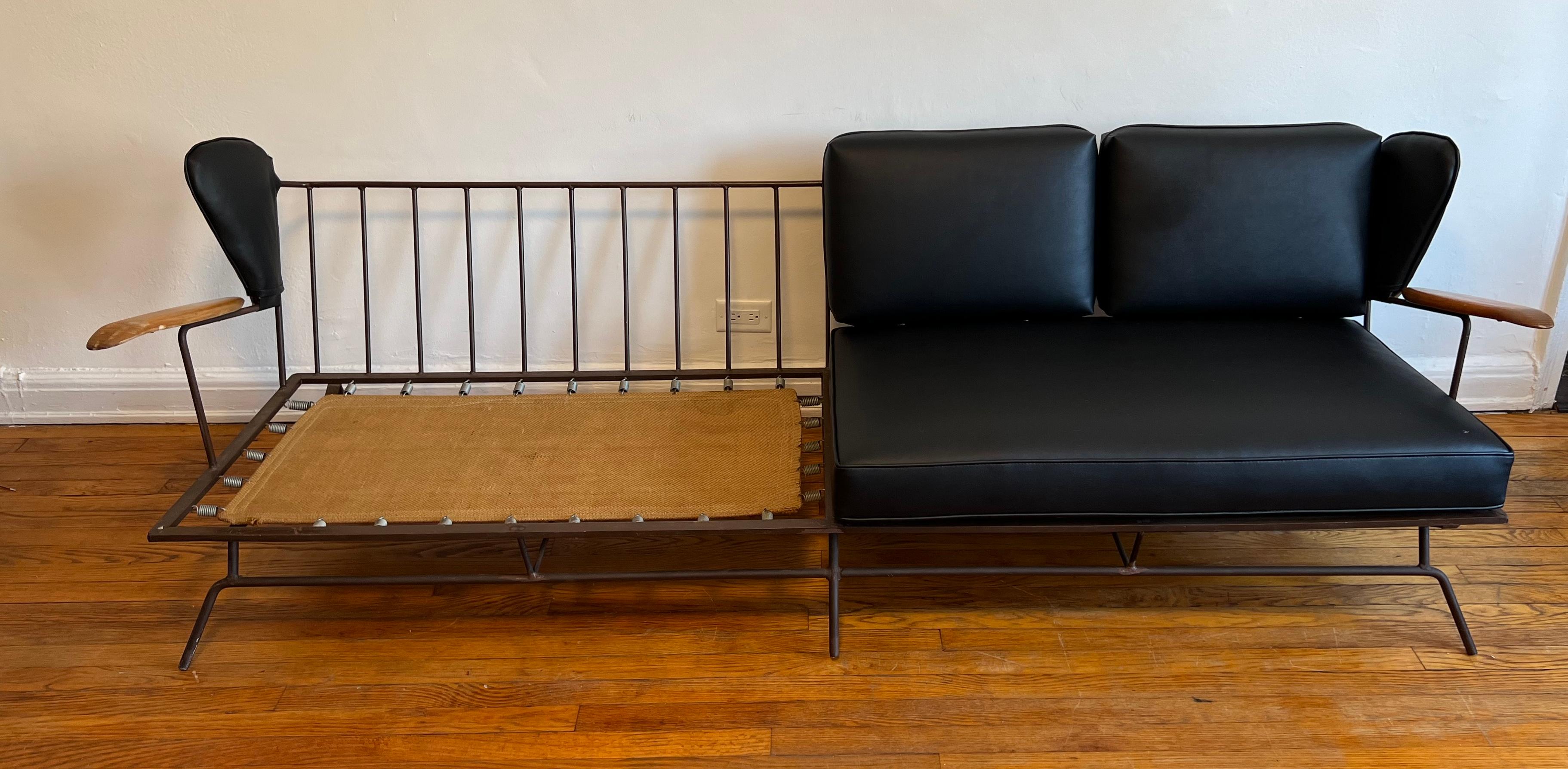 Max Stout Schwarzes Sofa aus Metall und Leder mit Lederbesatz im Zustand „Gut“ im Angebot in New York, NY
