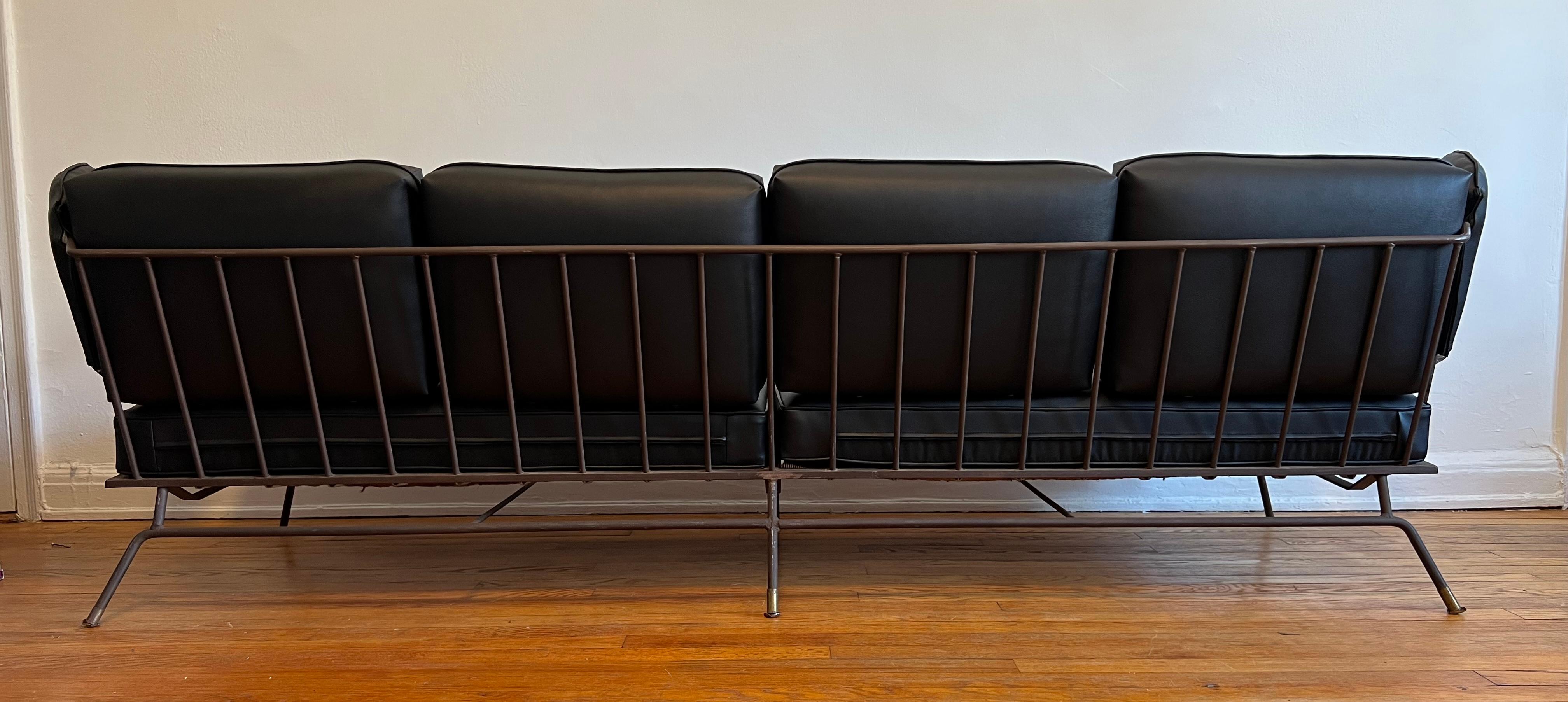 Max Stout Schwarzes Sofa aus Metall und Leder mit Lederbesatz (Mitte des 20. Jahrhunderts) im Angebot