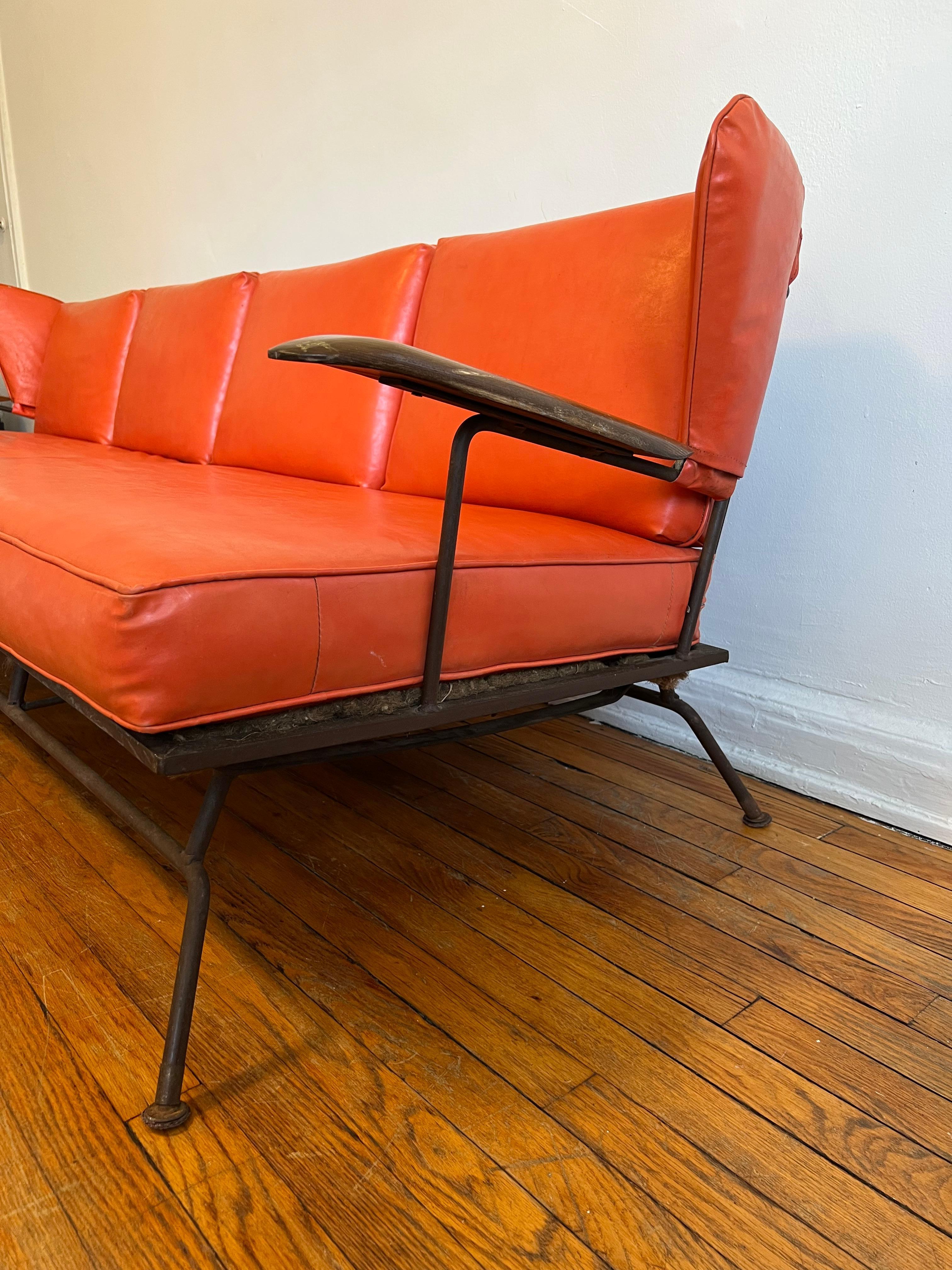 Orangefarbenes Sofa aus Metall und Naugahyde von Max Stout im Zustand „Gut“ im Angebot in New York, NY