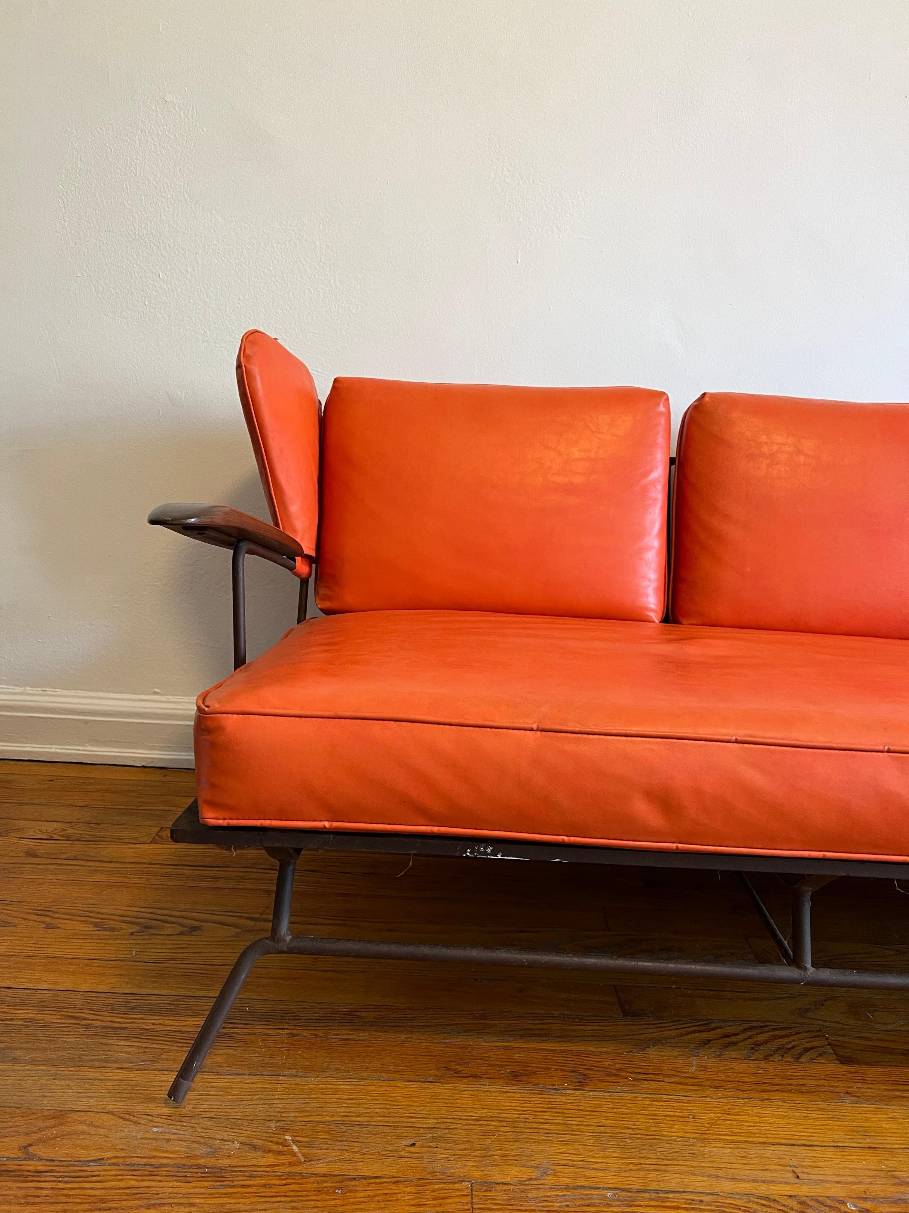 Orangefarbenes Sofa aus Metall und Naugahyde von Max Stout (Mitte des 20. Jahrhunderts) im Angebot