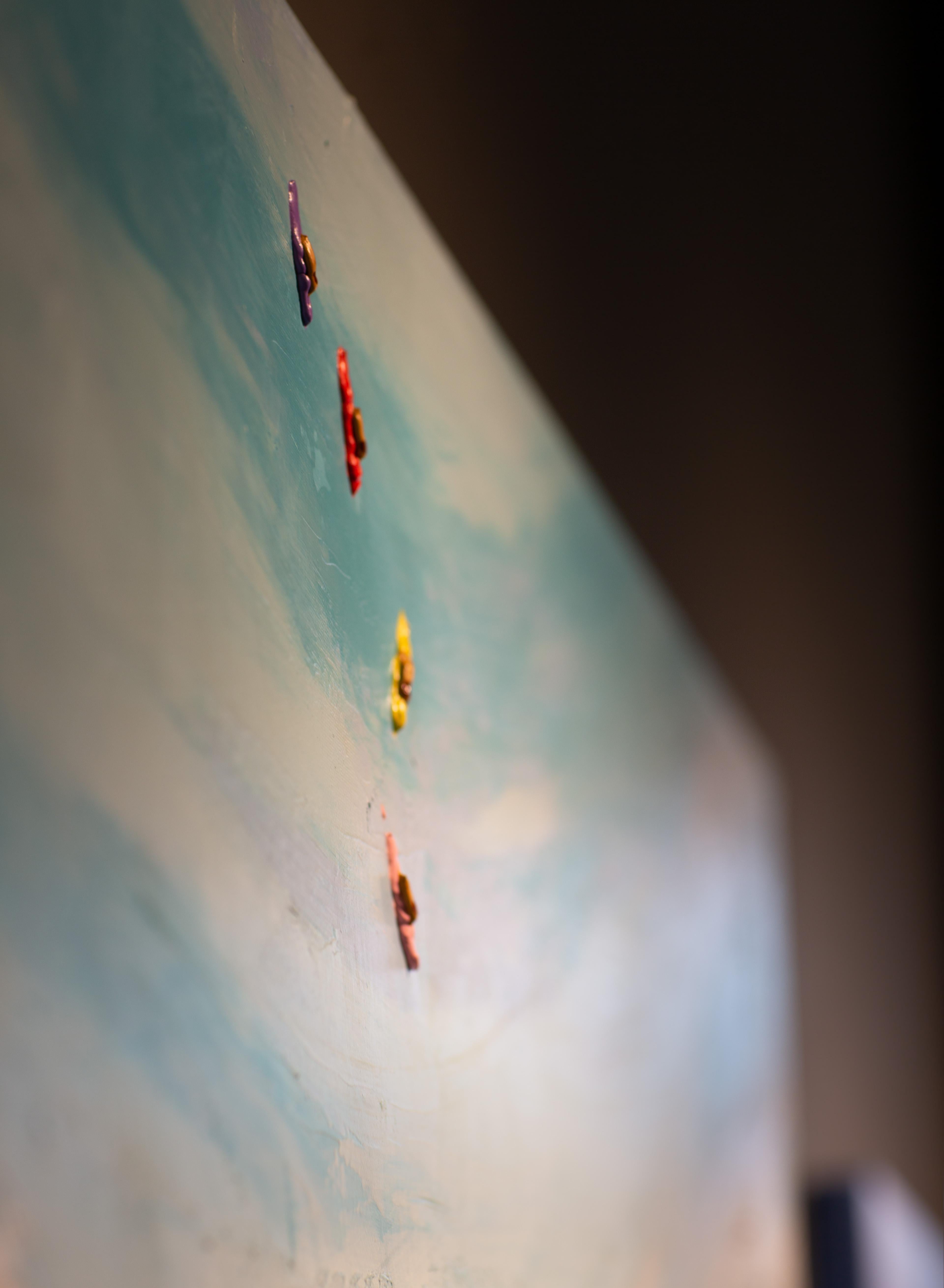 « Sunny Saturdays », peinture contemporaine colorée de bord de mer représentant des personnages et des parapluies en vente 2