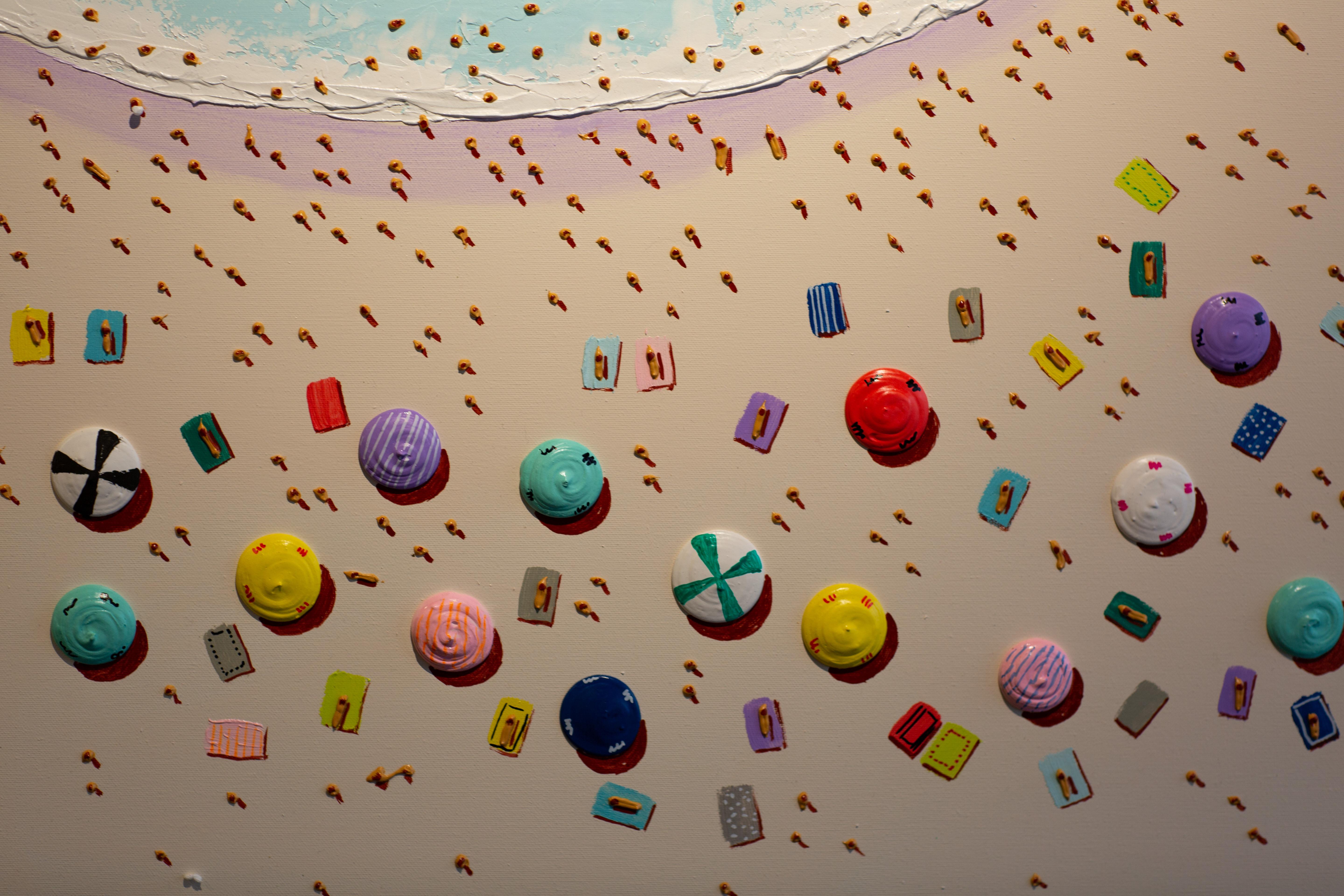 « Sunny Saturdays », peinture contemporaine colorée de bord de mer représentant des personnages et des parapluies en vente 3