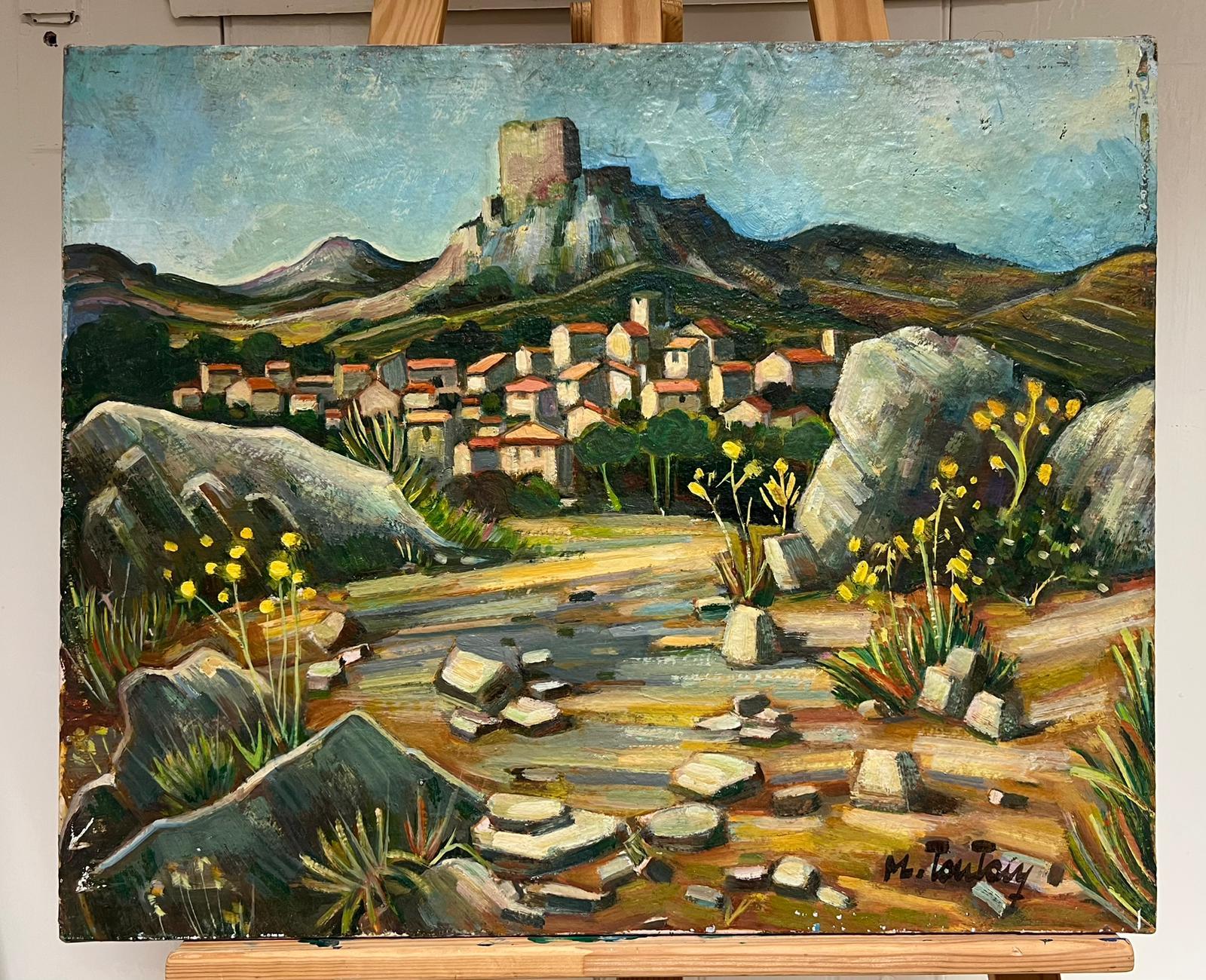 Un village rustique sous une ancienne The Fortress au sommet d'une colline Peinture à l'huile française - Painting de Max Toutain