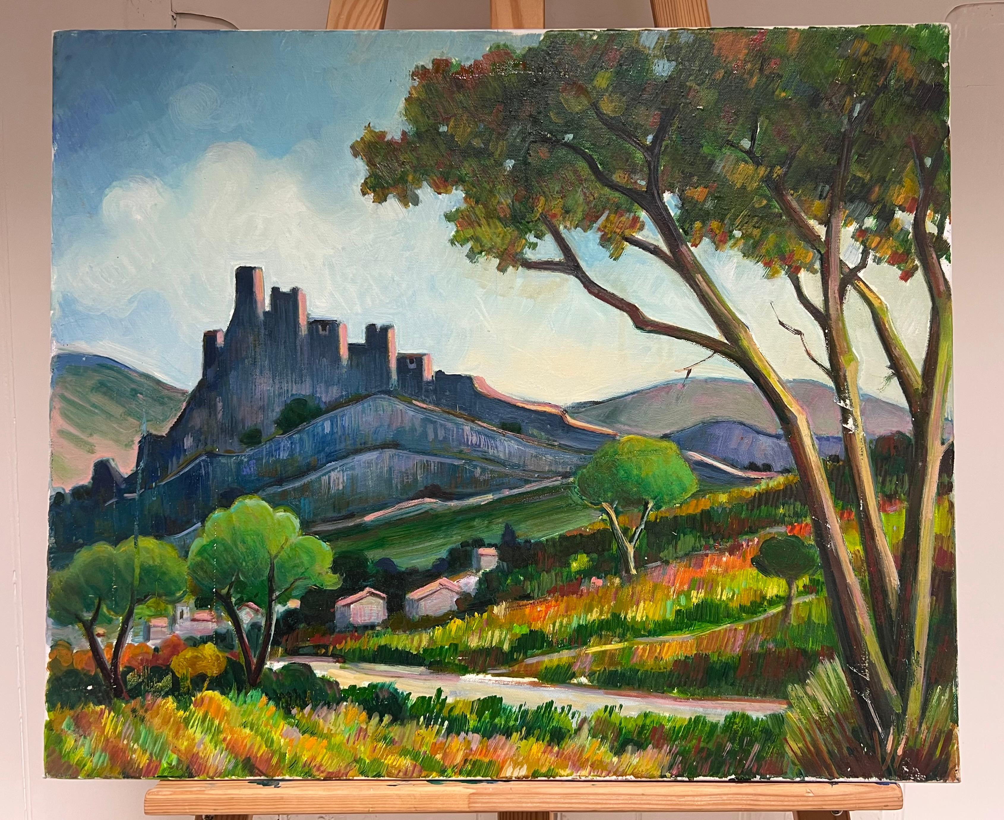 Castle on the Hill Üppige Landschaft umrahmt eine alte Festung Französisches Öl – Painting von Max Toutain