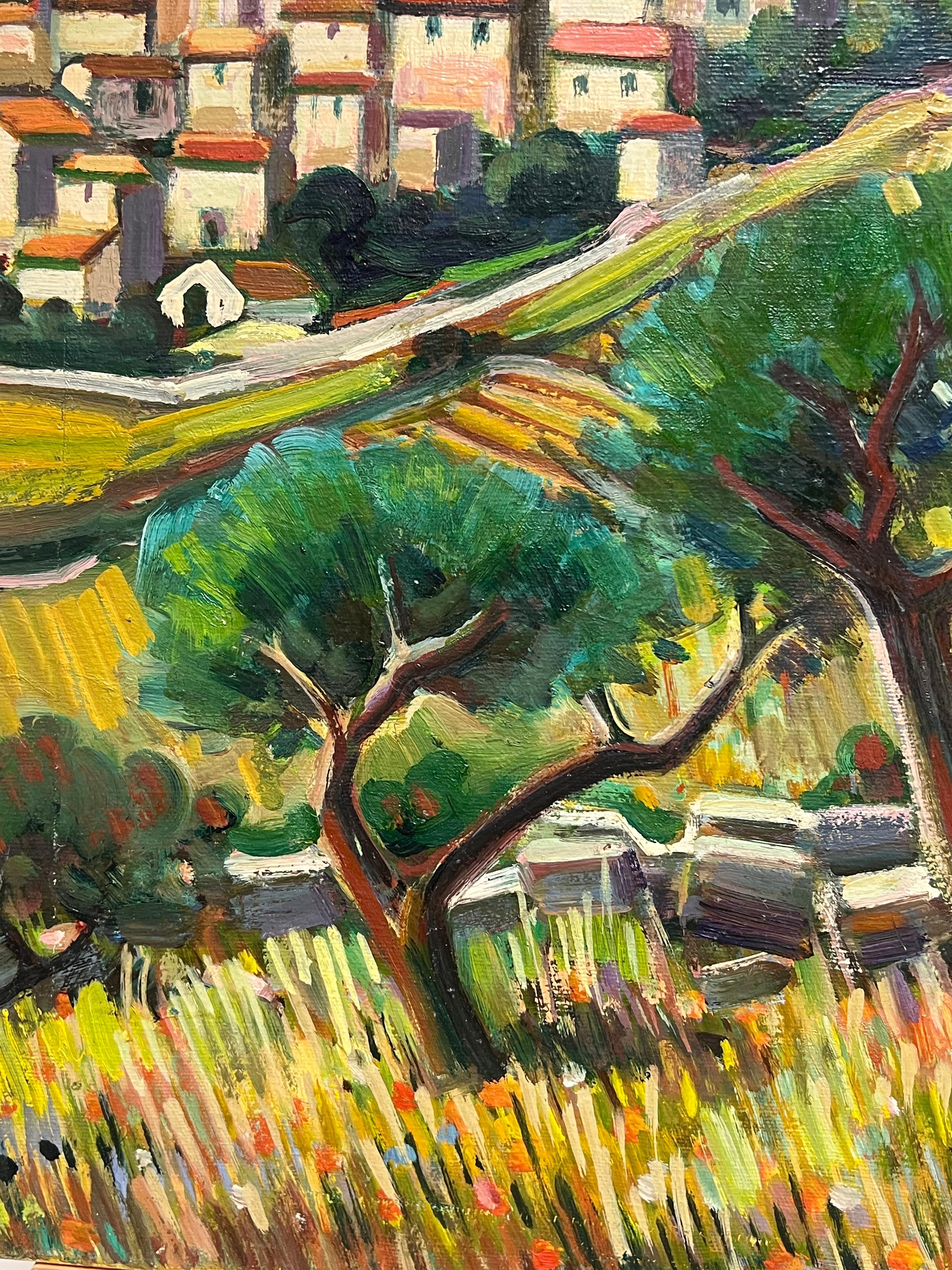 Incantevole villaggio in cima alla collina con cipressi e prato di fiori selvatici Paesaggio ad olio in vendita 1
