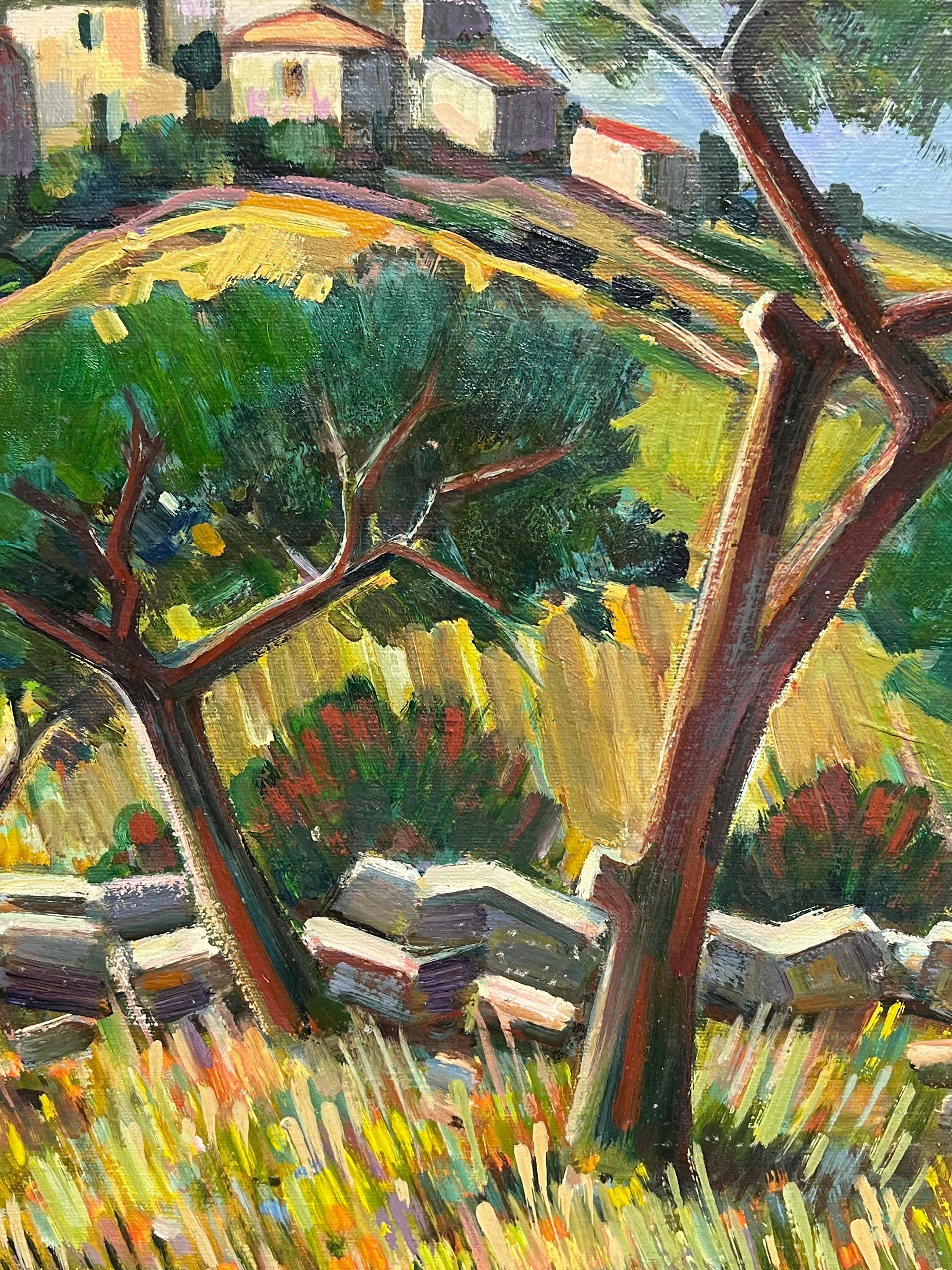Incantevole villaggio in cima alla collina con cipressi e prato di fiori selvatici Paesaggio ad olio in vendita 2