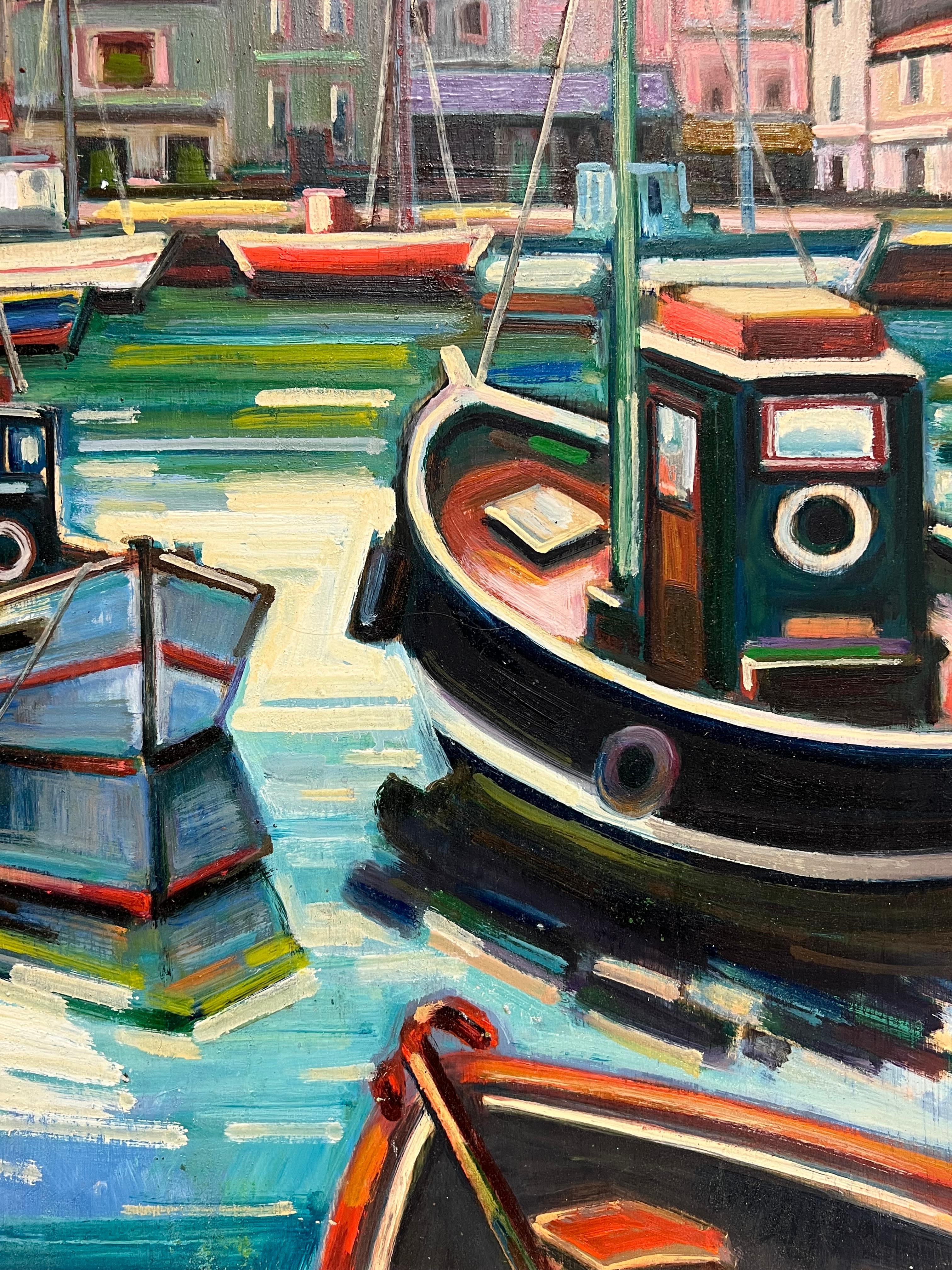Pittura ad olio francese con scena vibrante di barche da pesca e porto costiero in vendita 3