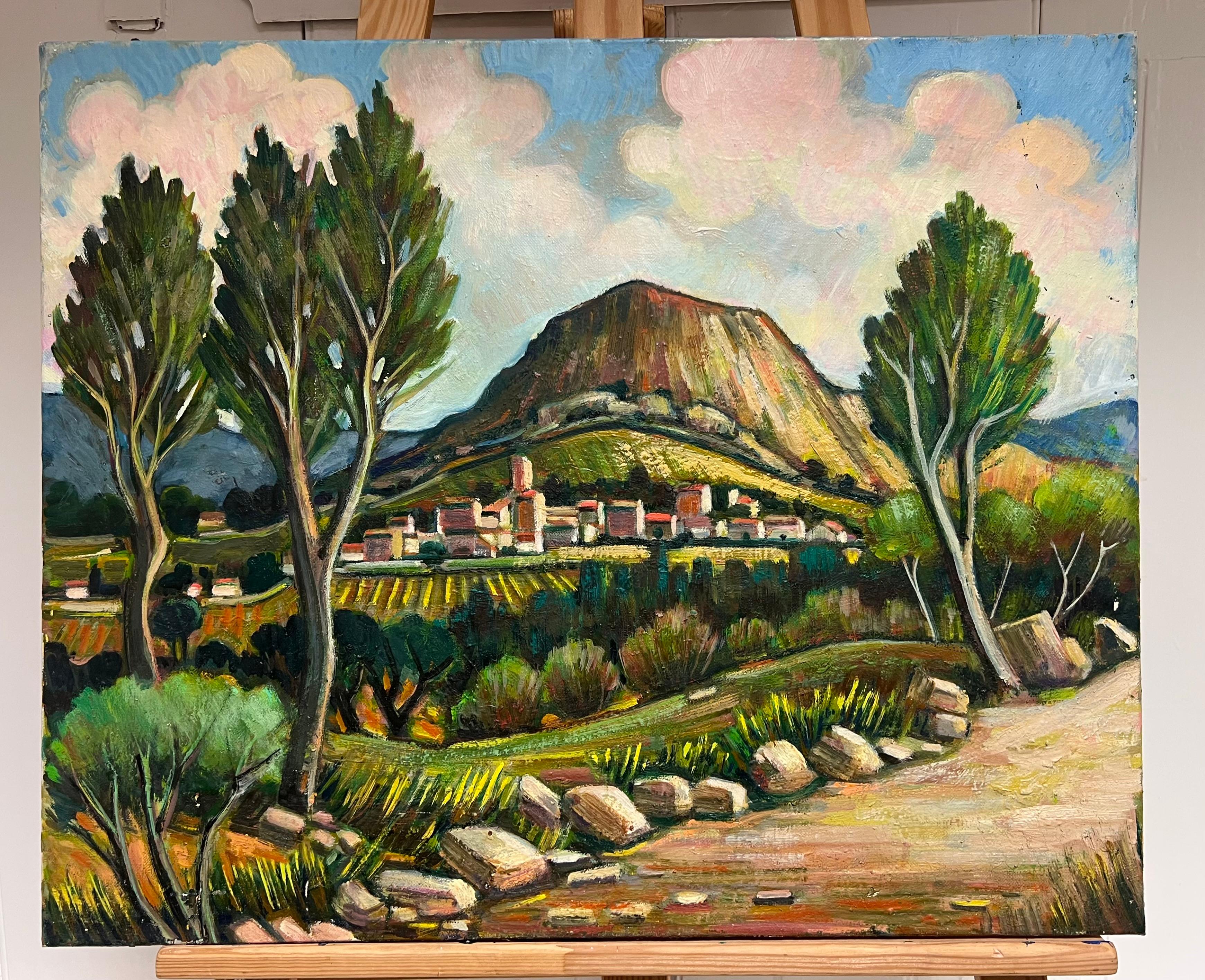 Villaggio francese ai piedi di una montagna, sotto un cielo vibrante Olio francese - Painting di Max Toutain