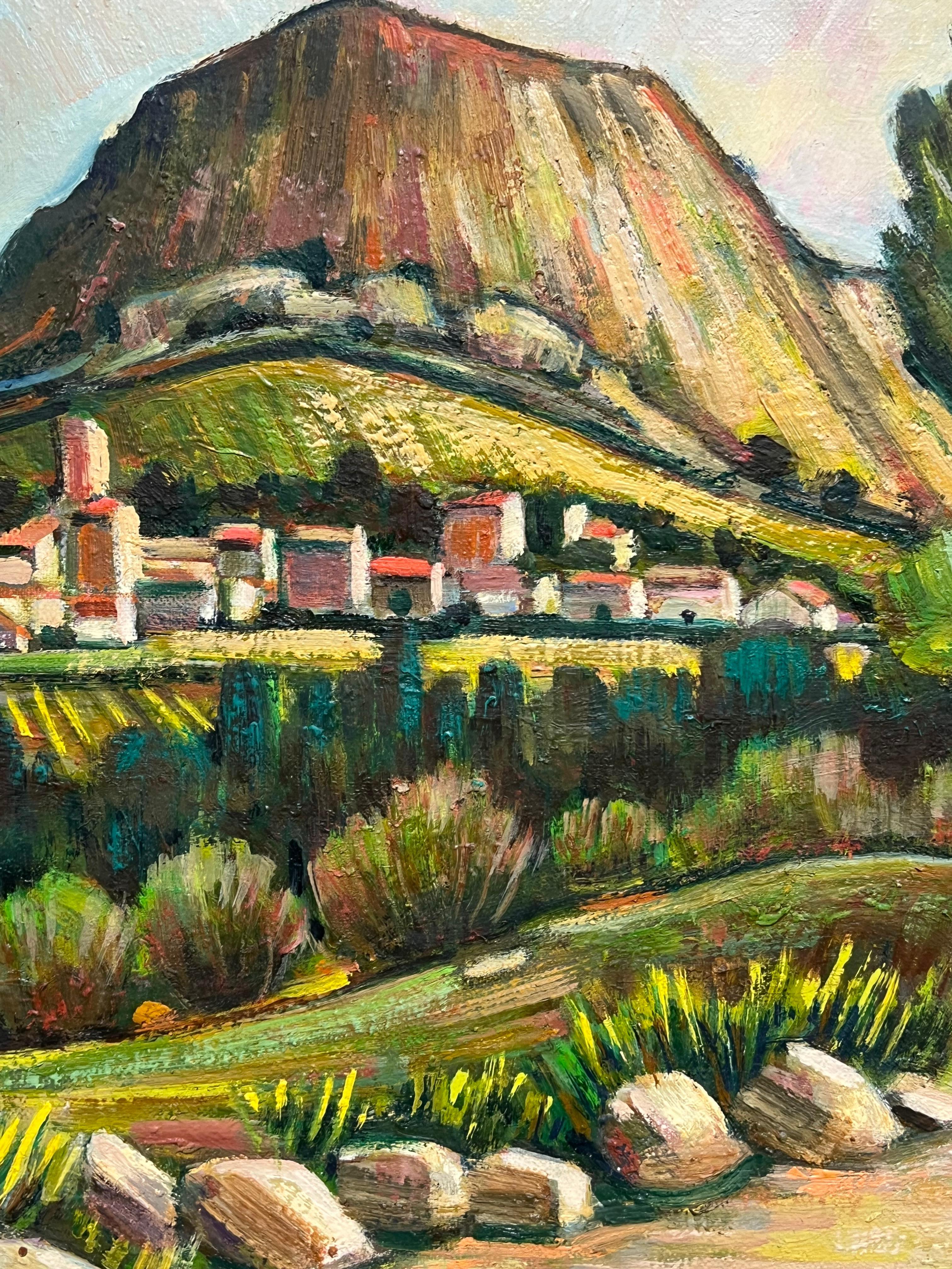 Villaggio francese ai piedi di una montagna, sotto un cielo vibrante Olio francese in vendita 3