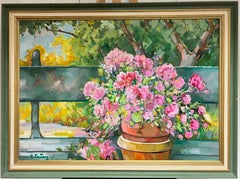 Nature morte aux fleurs roses en pot sur un banc de jardin Peinture française