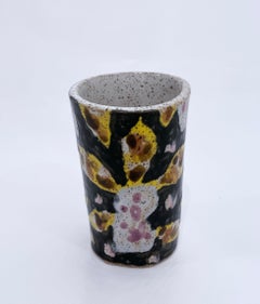 Tasse Orchidée (2022), céramique émaillée, gobelet en terre cuite, tasse à café, marron, rose, jaune