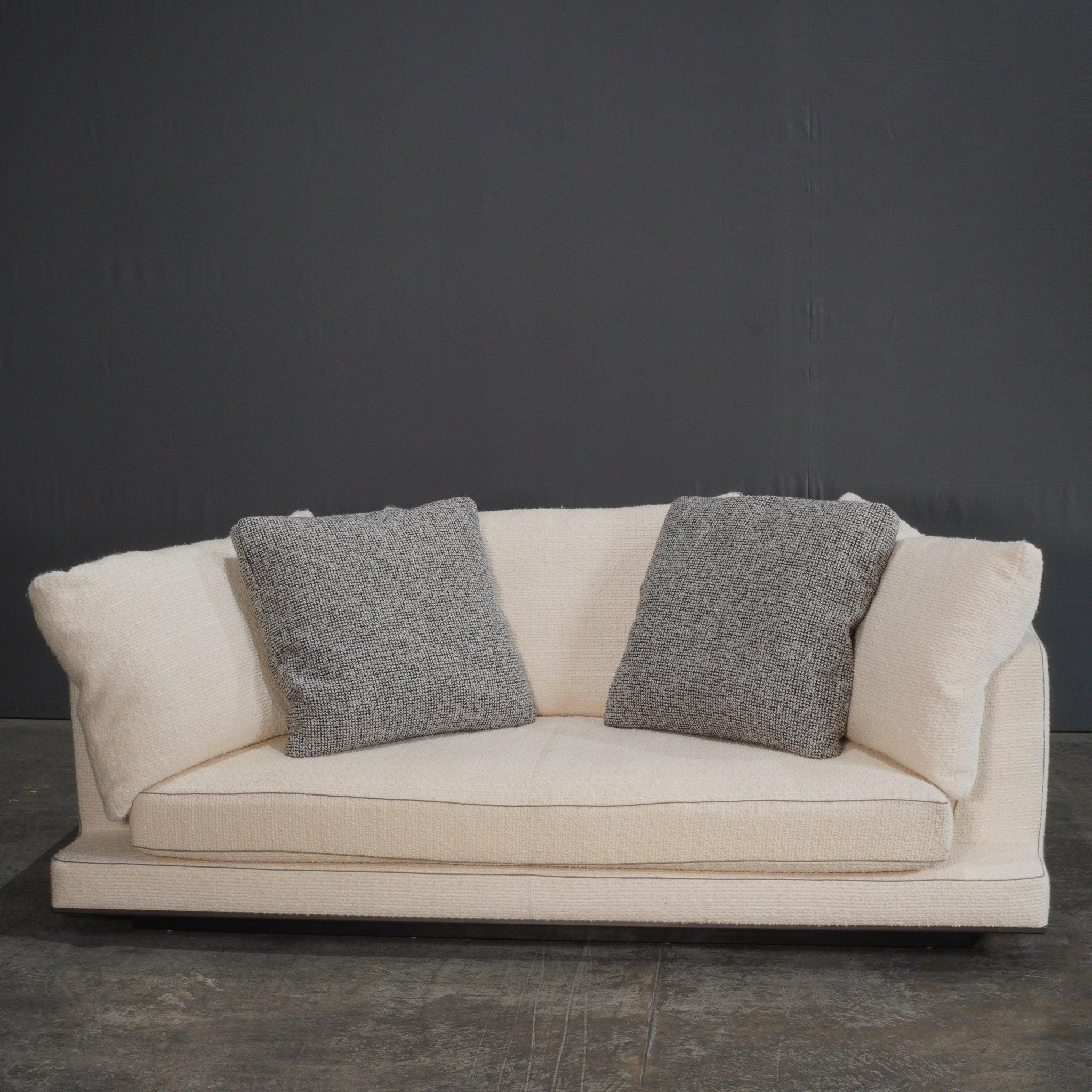 Le canapé Maxalto Aurae d'Antonio Citterio est un luxueux trois places revêtu d'un somptueux tissu bouclé crème. La silhouette raffinée de l'Aurae est mise en valeur par ses lignes épurées et minimalistes et ses sièges généreusement rembourrés,
