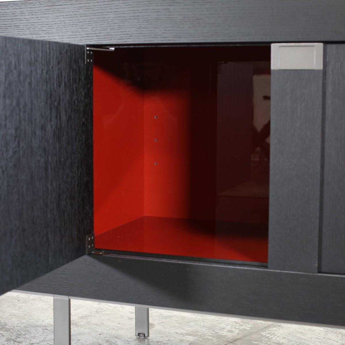 Presentamos el Aparador Alcor de Maxalto, un elegante complemento para cualquier salón de lujo. Fabricado con materiales de alta calidad, este aparador presenta un diseño elegante y moderno que elevará el estilo de cualquier habitación. La rica