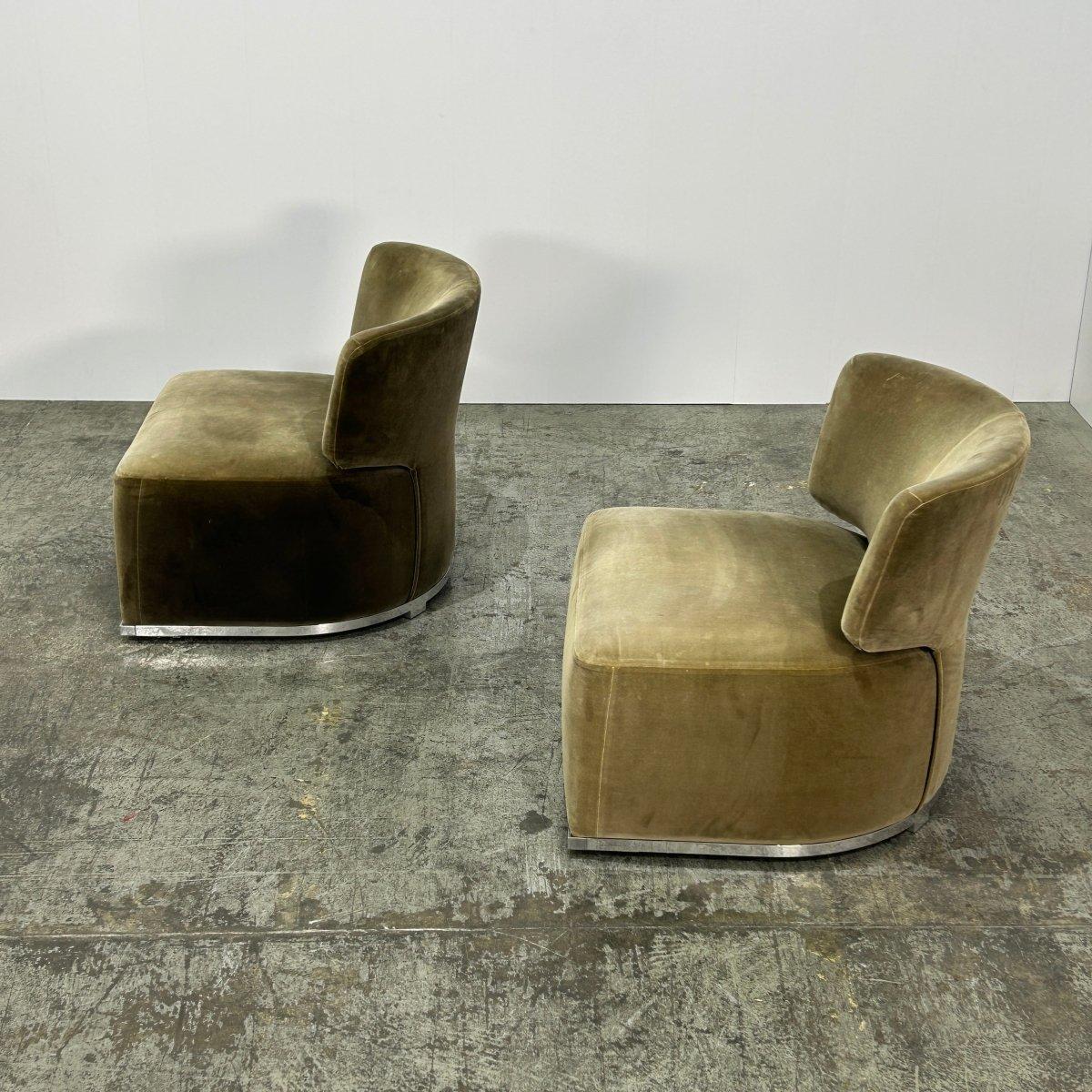 Introducing the Maxalto Amoenus Soft Chairs, a set of two luxurious pieces that will elevate any living space. Crafted with precision and attention to detail, these chairs feature a sleek and modern design that exudes elegance. The soft and