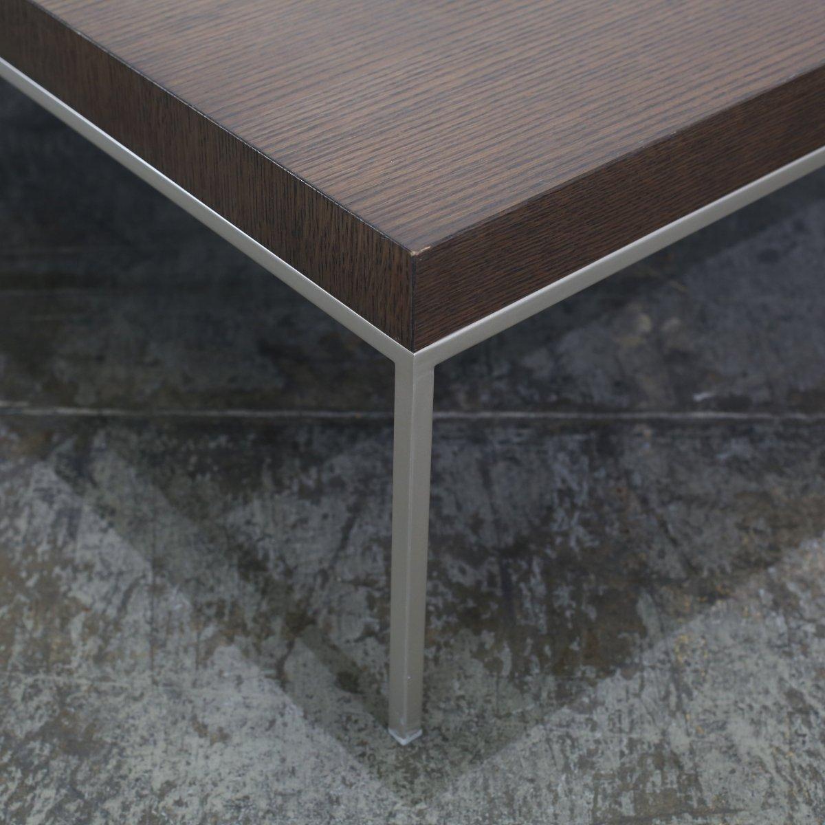 Introduce un toque de lujo italiano en tu salón con la Mesa de centro Apta de Maxalto. Fabricada con materiales de alta calidad, esta elegante pieza presenta una elegante encimera de madera apoyada en una robusta estructura metálica. El diseño único
