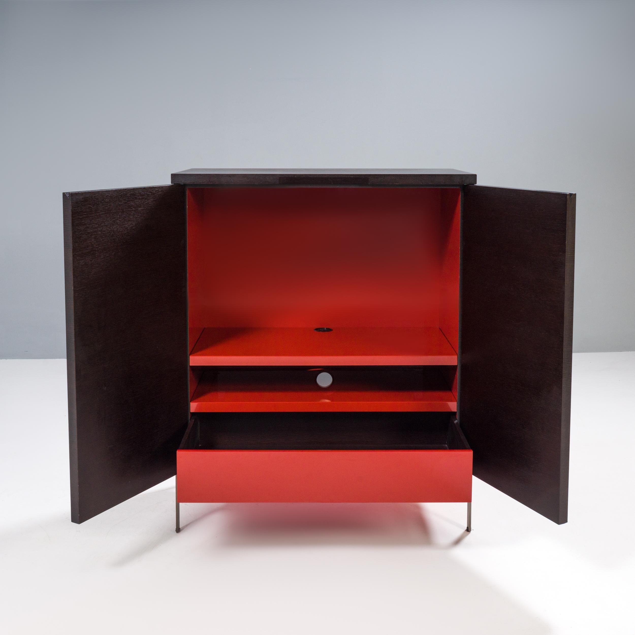 Diseñada originalmente por Maxalto en 2003, la gama de almacenaje Mida es un fantástico ejemplo de diseño italiano moderno.

Construido en roble gris, el mueble se asienta sobre una estilizada base de acero con cuatro patas y tiene dos puertas con