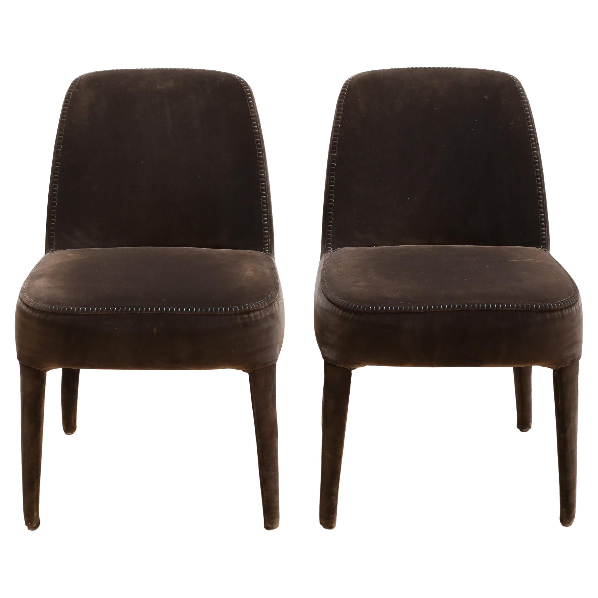 Ti presentiamo la sedia da pranzo Febo nera di Maxalto, un'aggiunta straordinaria a qualsiasi spazio da pranzo. Realizzata con la massima attenzione ai dettagli, questa sedia presenta un'elegante seduta e uno schienale in velluto nero, sostenuti da