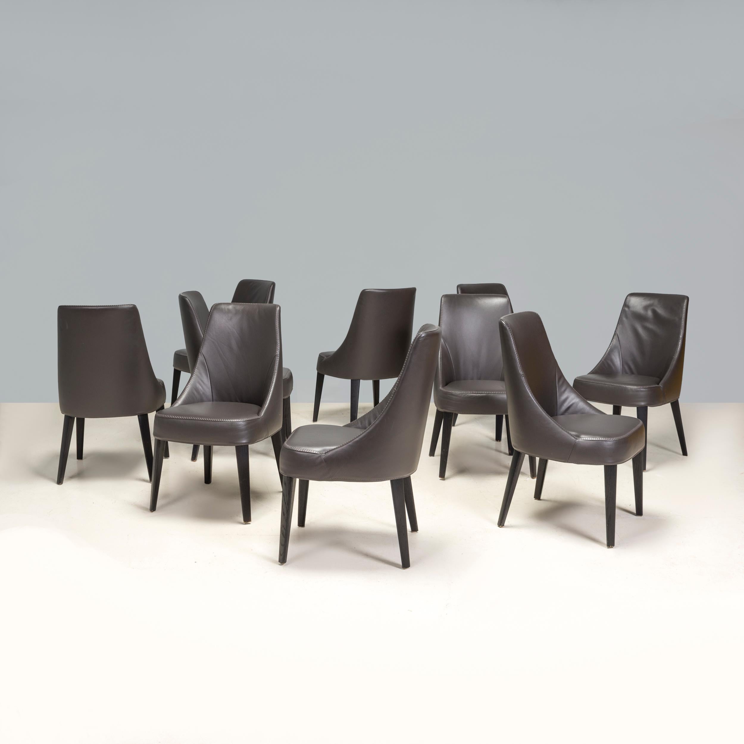 Der 2008 von Antonio Citterio für Maxalto entworfene Esszimmerstuhl Febo ist ein fantastisches Beispiel für modernes italienisches Design. 

Die Stühle bestehen aus einem Stahlrohrrahmen und sind mit dunkel gebeizten Holzbeinen versehen, die eine