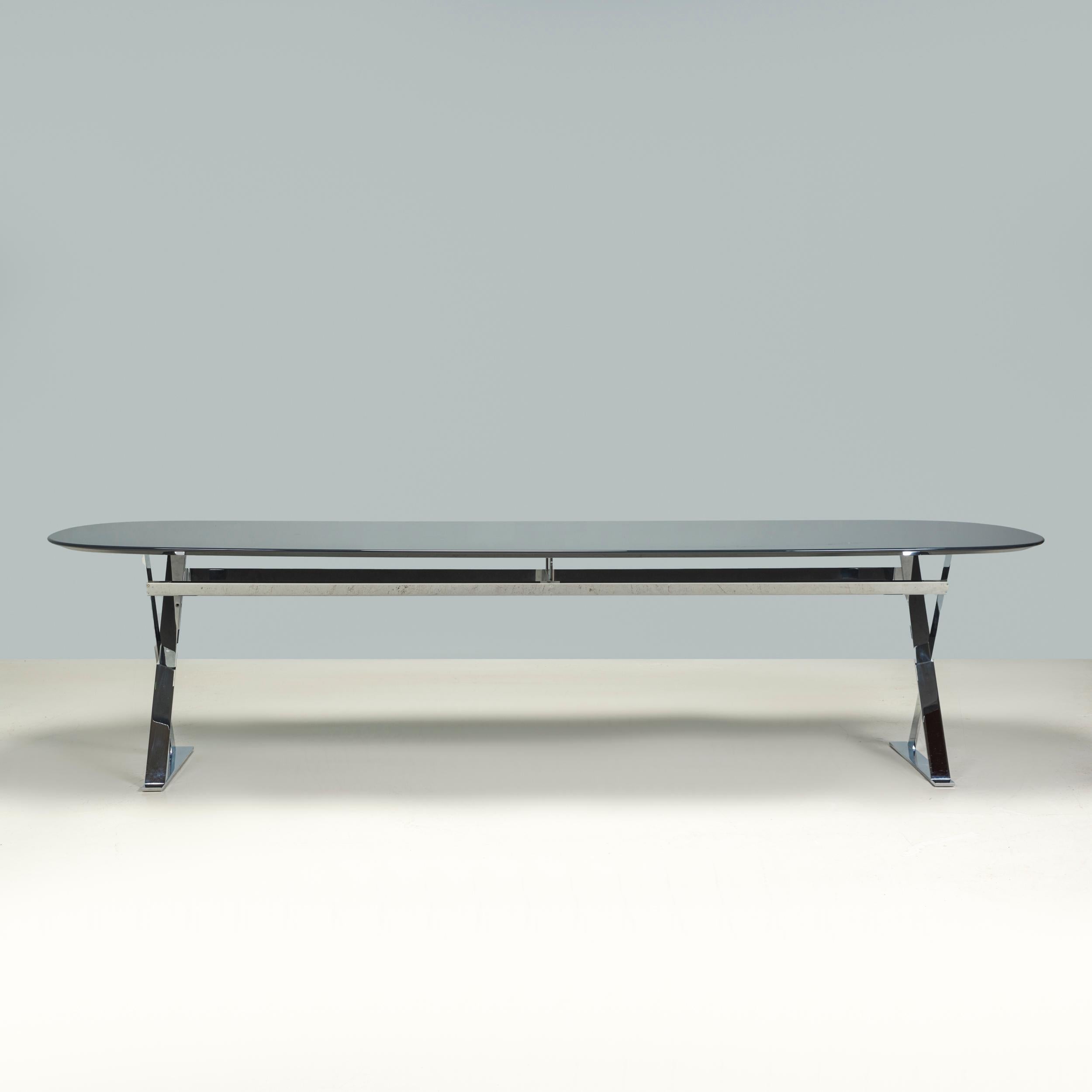 Conçue à l'origine en 2011 par Antonio Citterio pour Maxalto, la table à manger Pathos est un fantastique exemple de design italien moderne.

Constituée d'un piétement en croix chromé brillant, la table est dotée d'un plateau de forme elliptique en