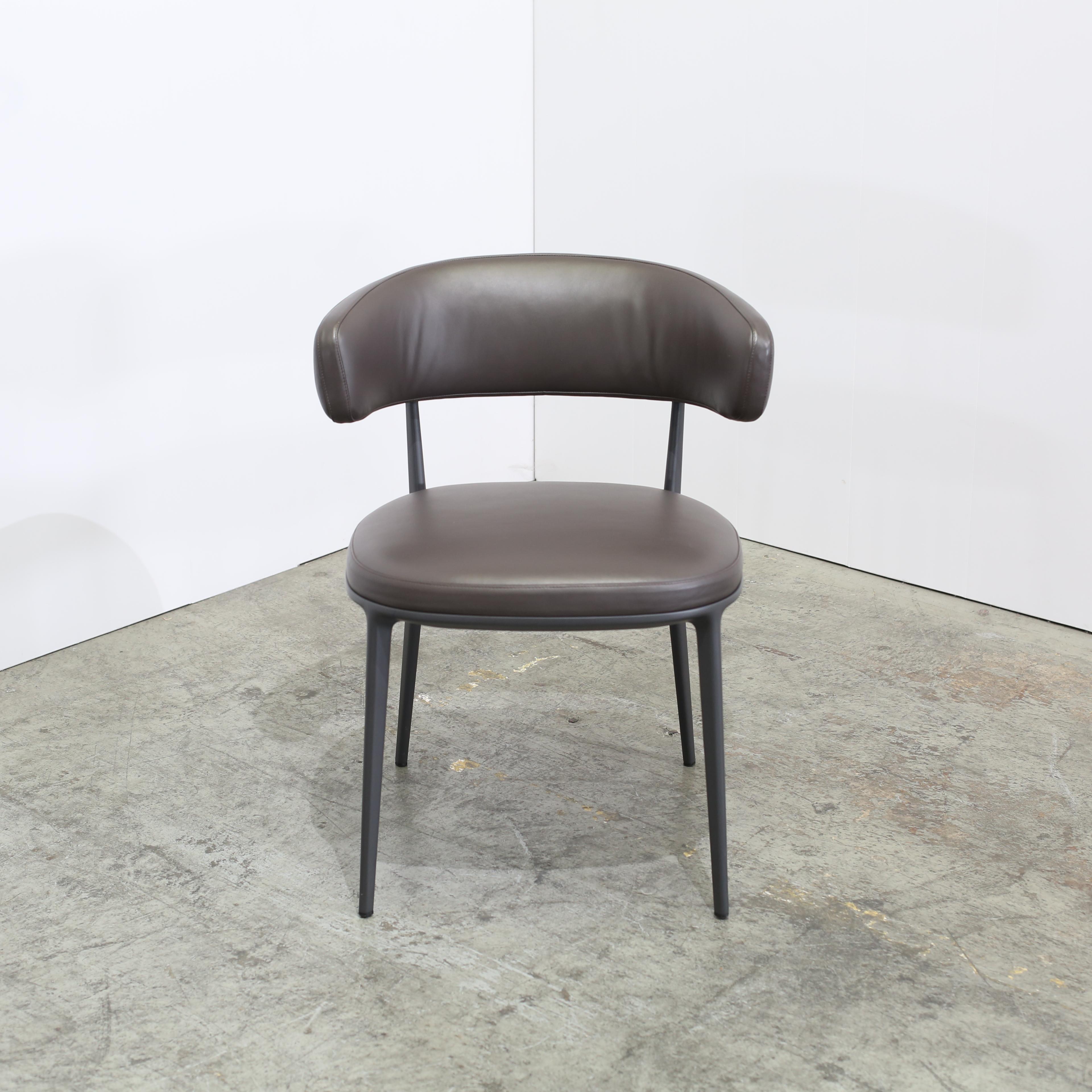 Eleva tu experiencia gastronómica con la Silla de Comedor Caratos de Maxalto. Fabricada con materiales de alta calidad y una impecable atención al detalle, esta silla rezuma lujo y sofisticación. El diseño elegante y moderno presenta un respaldo