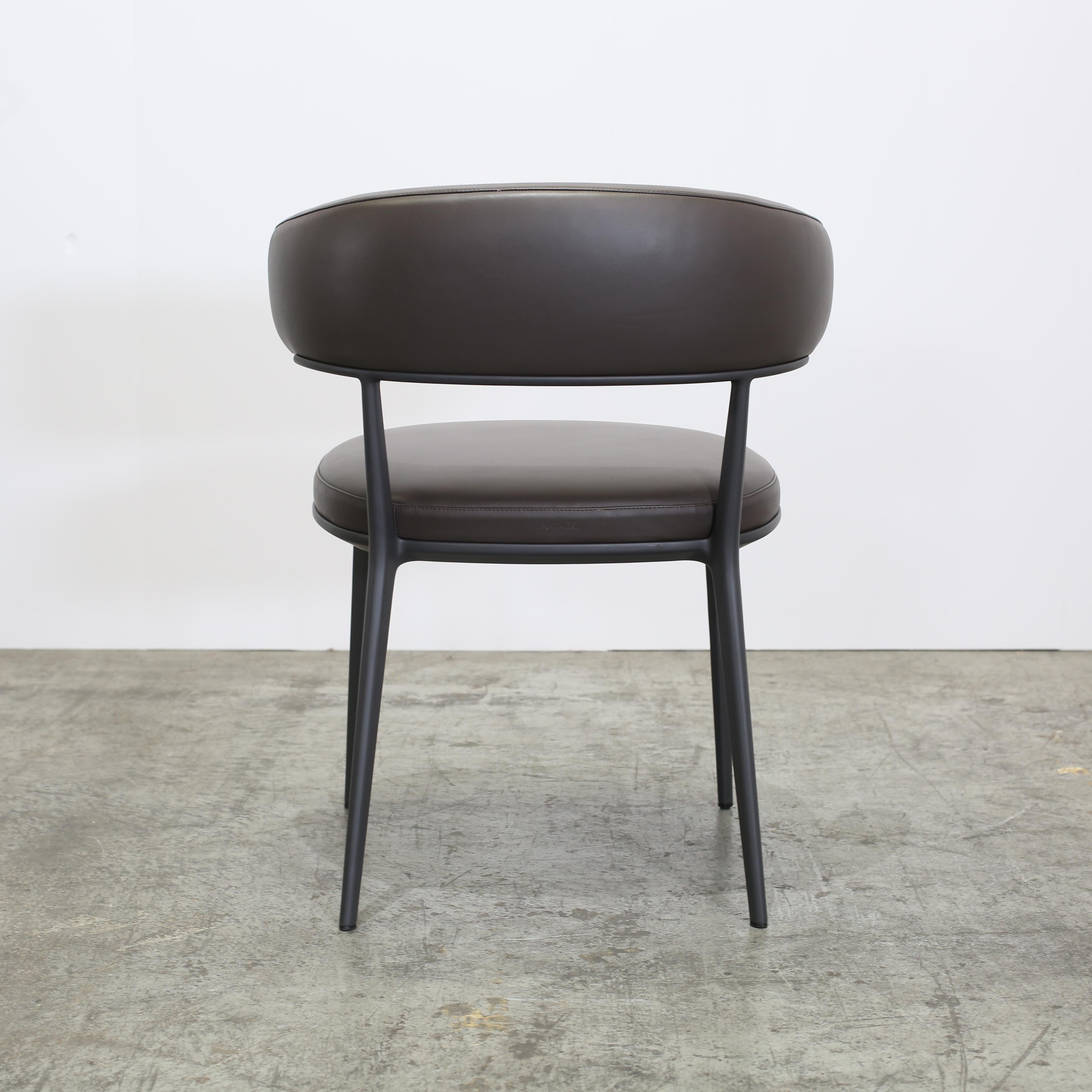 Juego de doce sillas de comedor Maxalto Caratos Italiano en venta